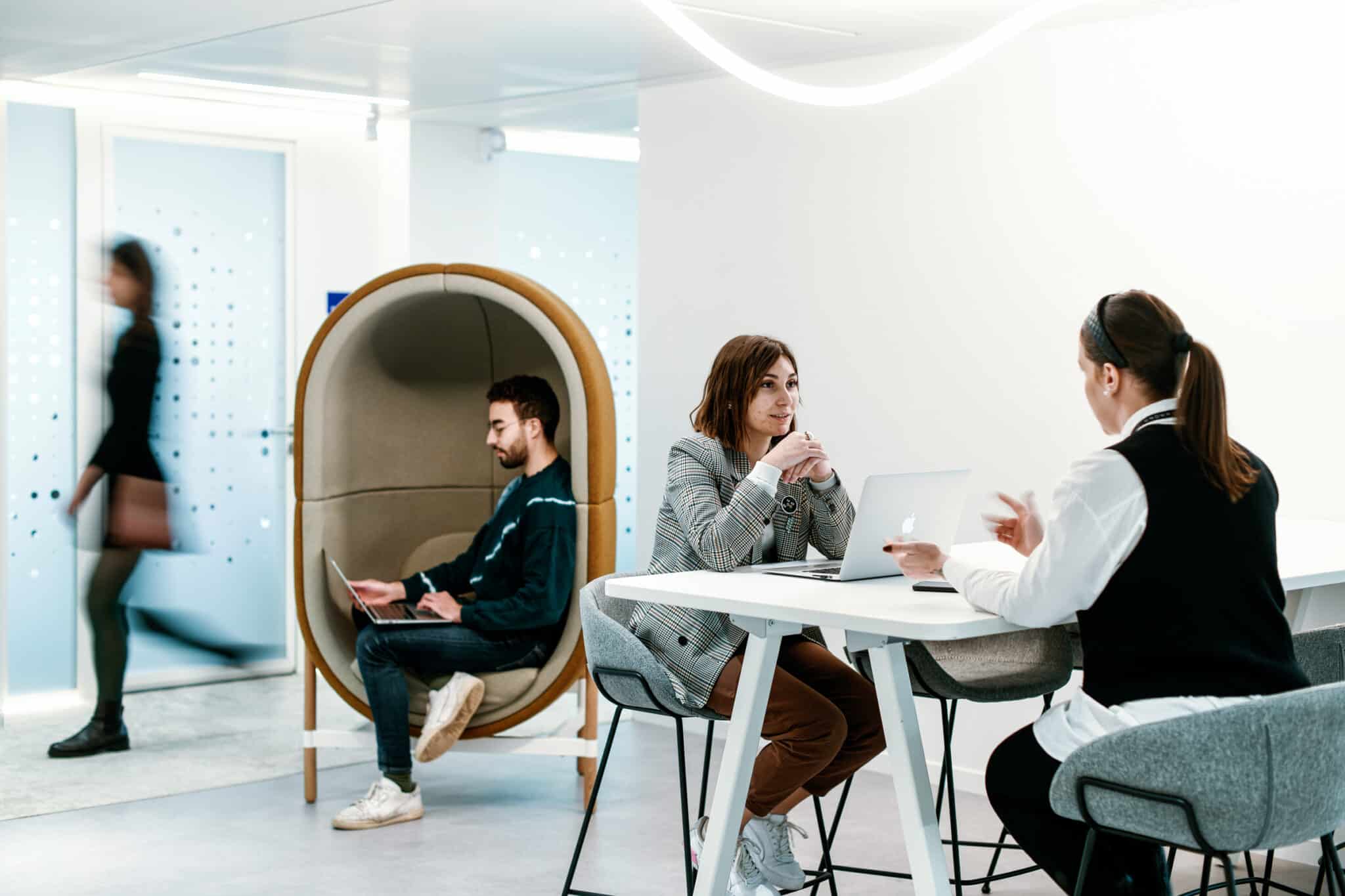 Reportage photo corporate professionnel. Dans les bureaux de Unowhy à Neuilly.