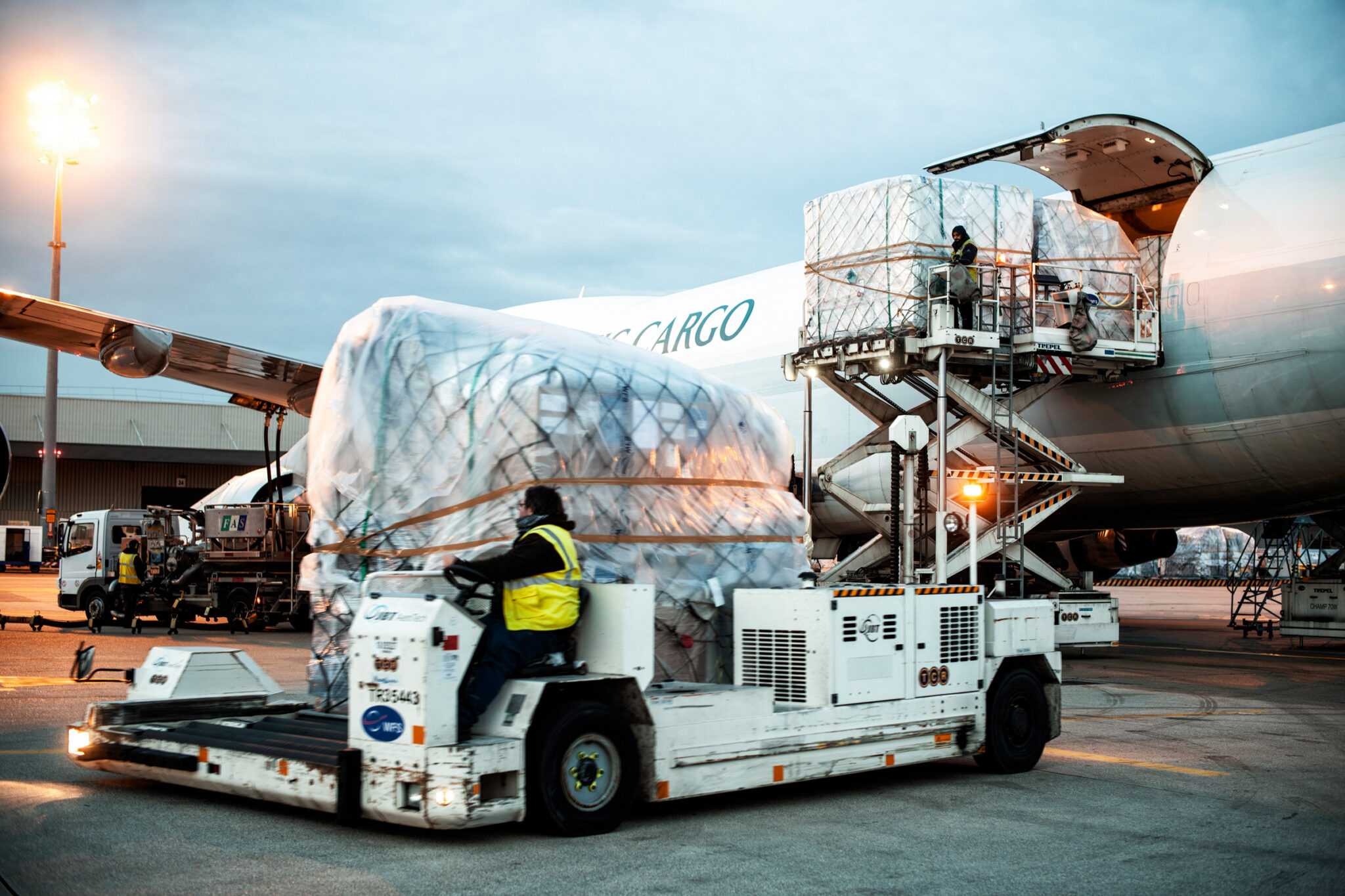 Déchargement d'un avion cargo pour Bolloré Transport & Logistics