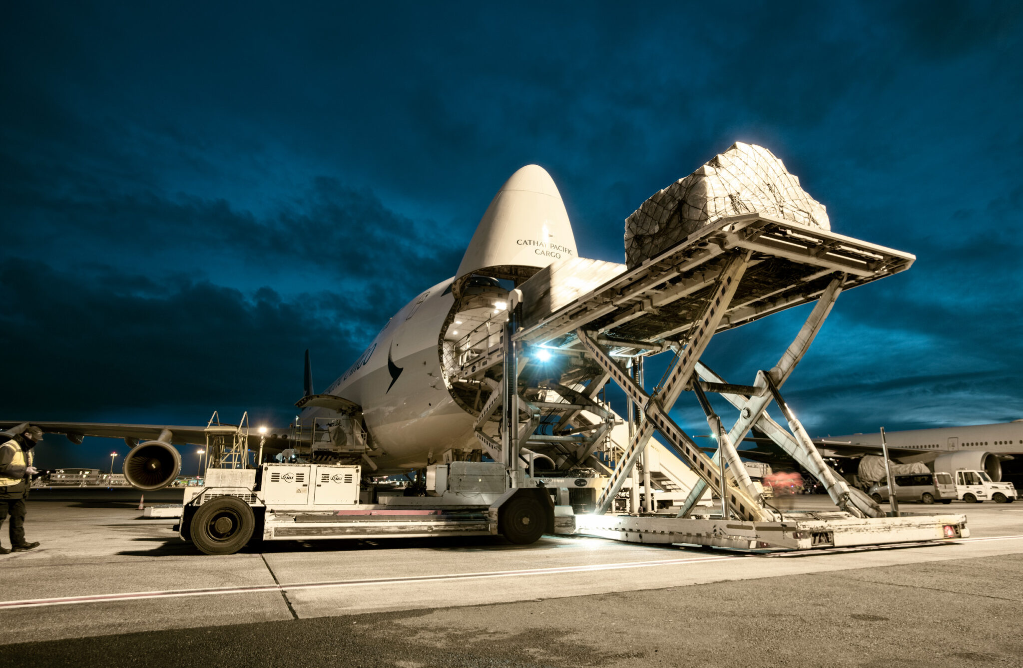 Avion cargo sur le tarmac à Roissy CDG