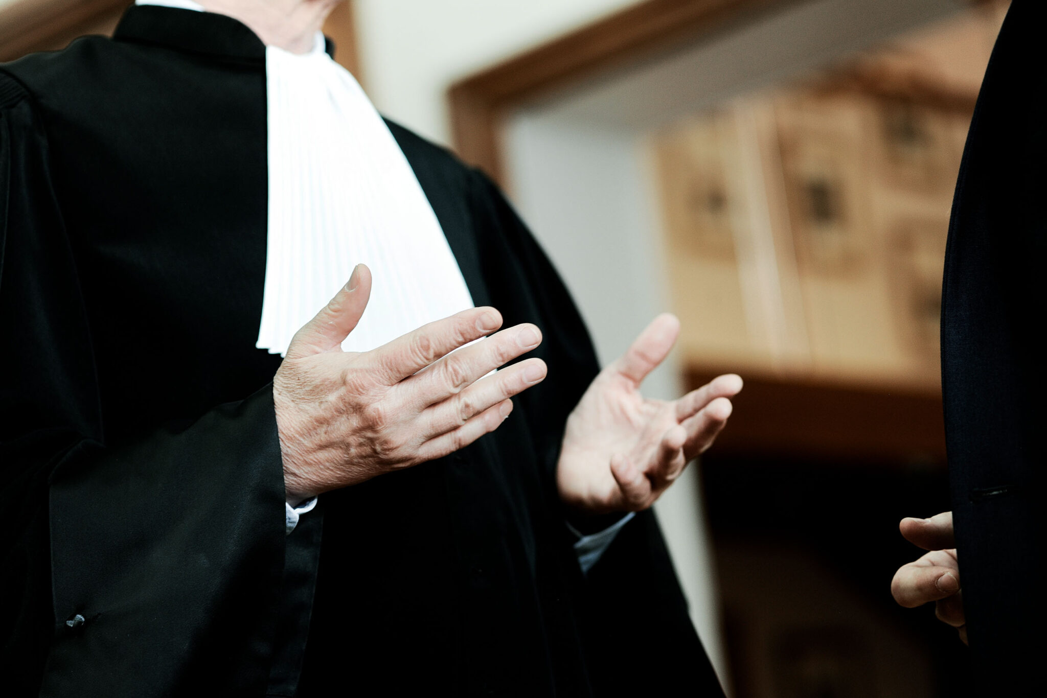 Discussion entre avocats aux conseils.