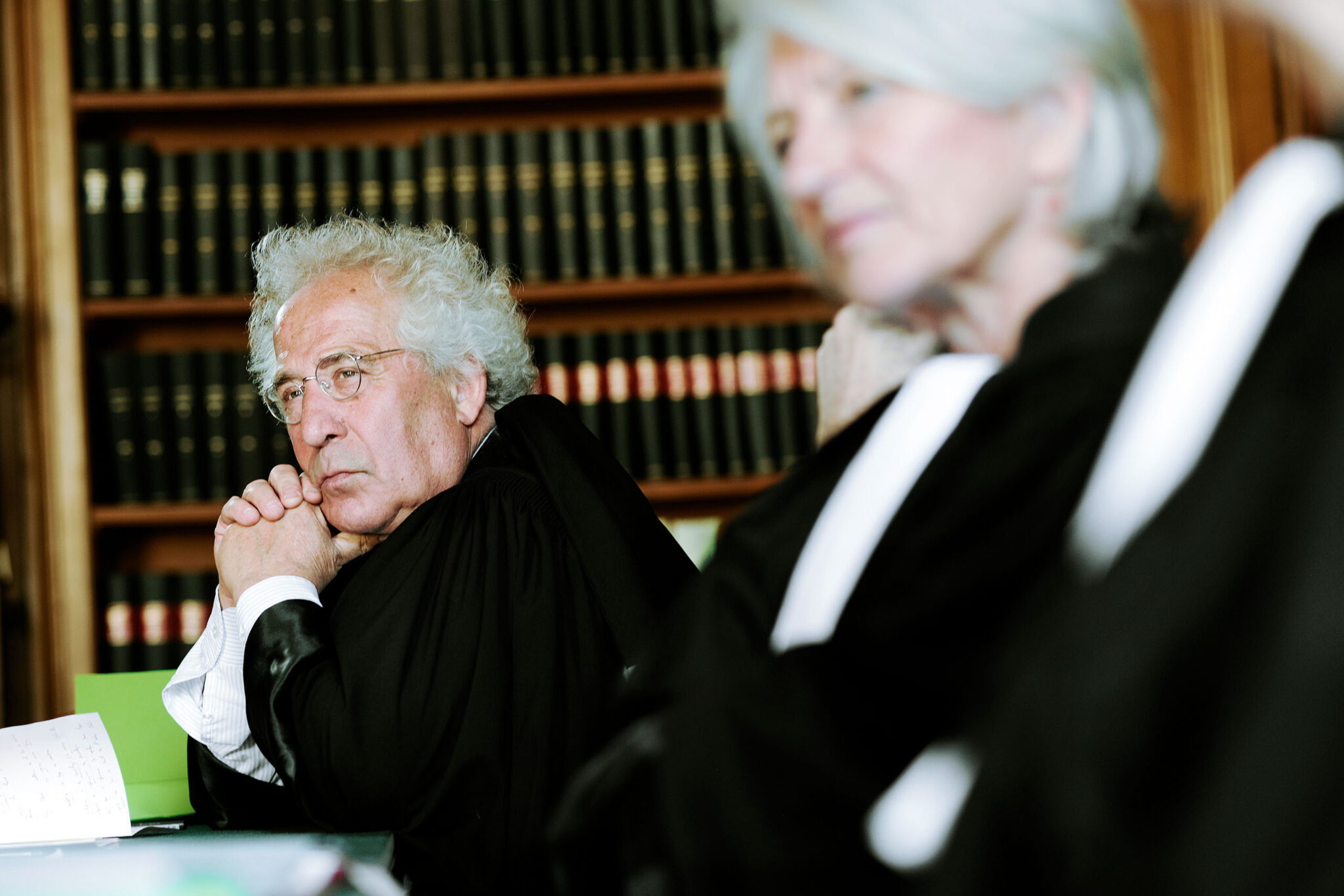 Avocats en robe dans une salle de réunion à l'ordre des Avocats aux conseils.