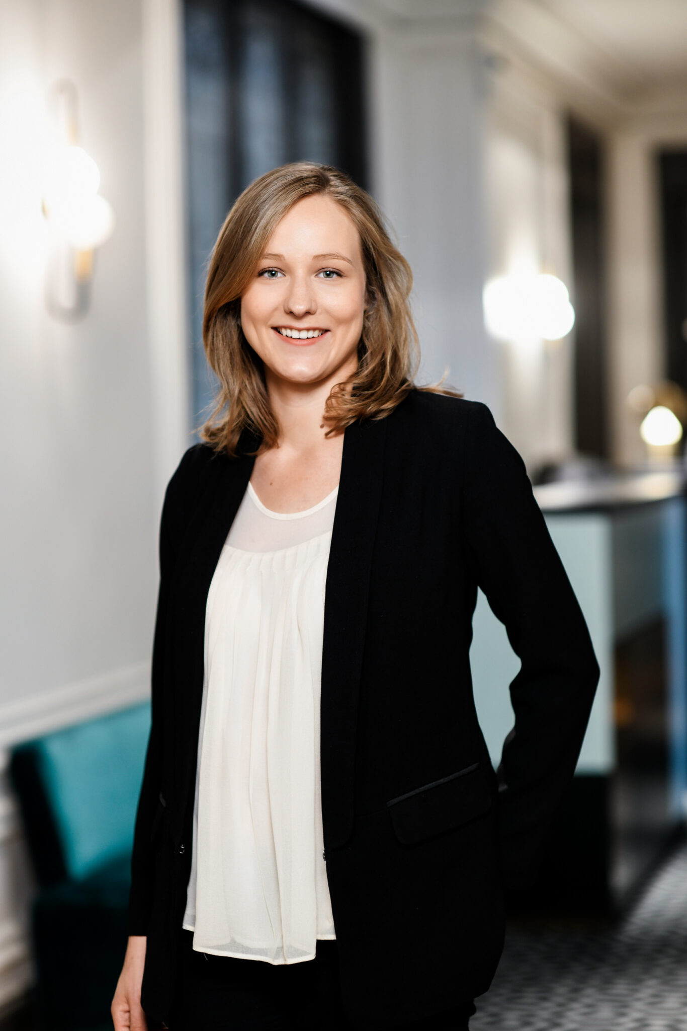 Reportage corporate pour cabinet d'avocats. Portrait de Astrid LACAILLE avocat collaboratrice chez Accordance avocats.