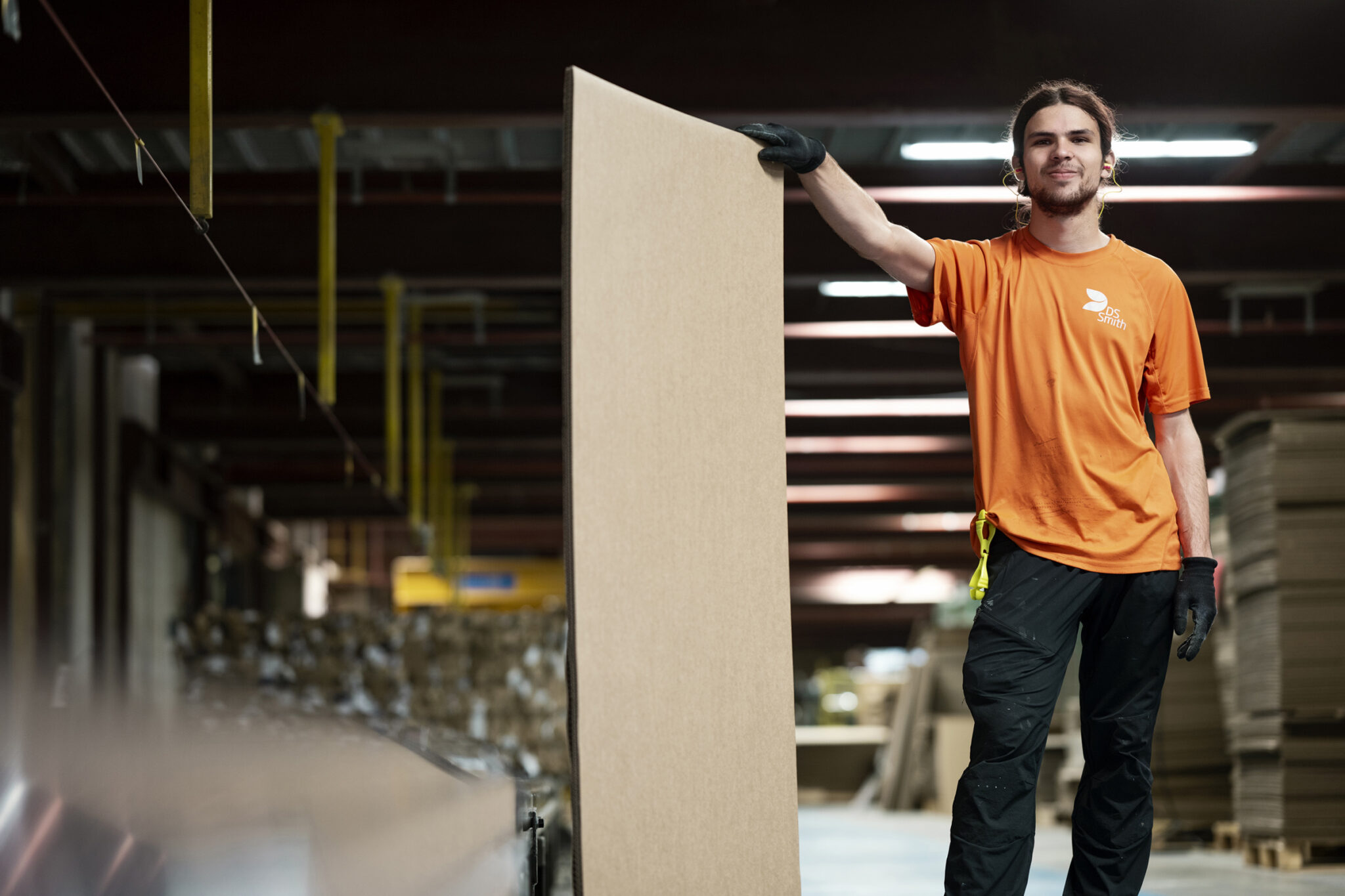 Portrait d'un ouvrier sur site industriel; DS Smith; emballages durables en carton;
