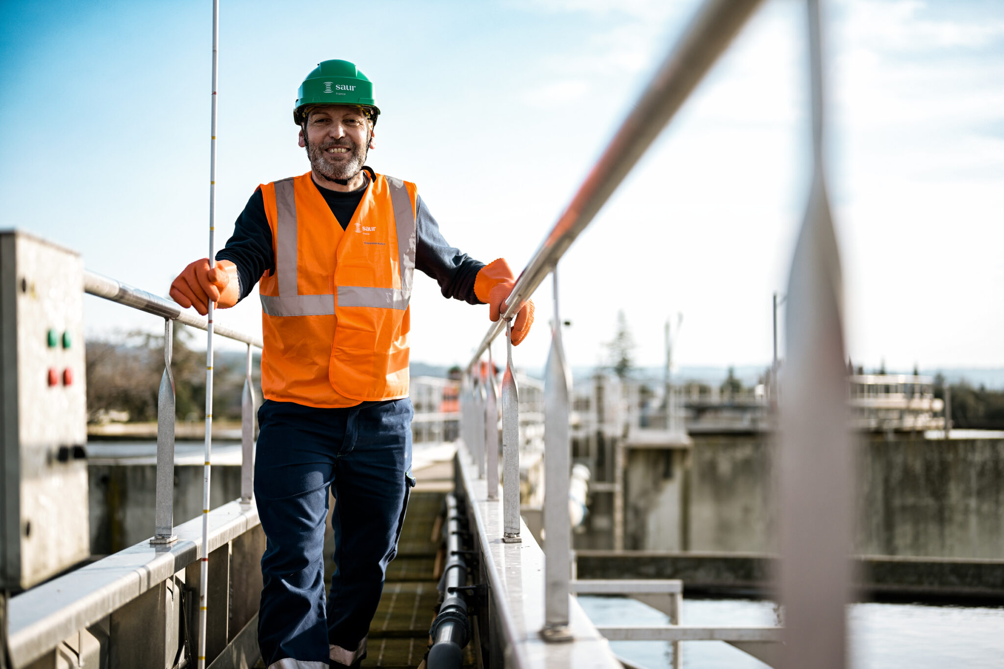 Portrait d'un employé assurant la maintenance des bassins de la STEP de Valréas pour la SAUR.