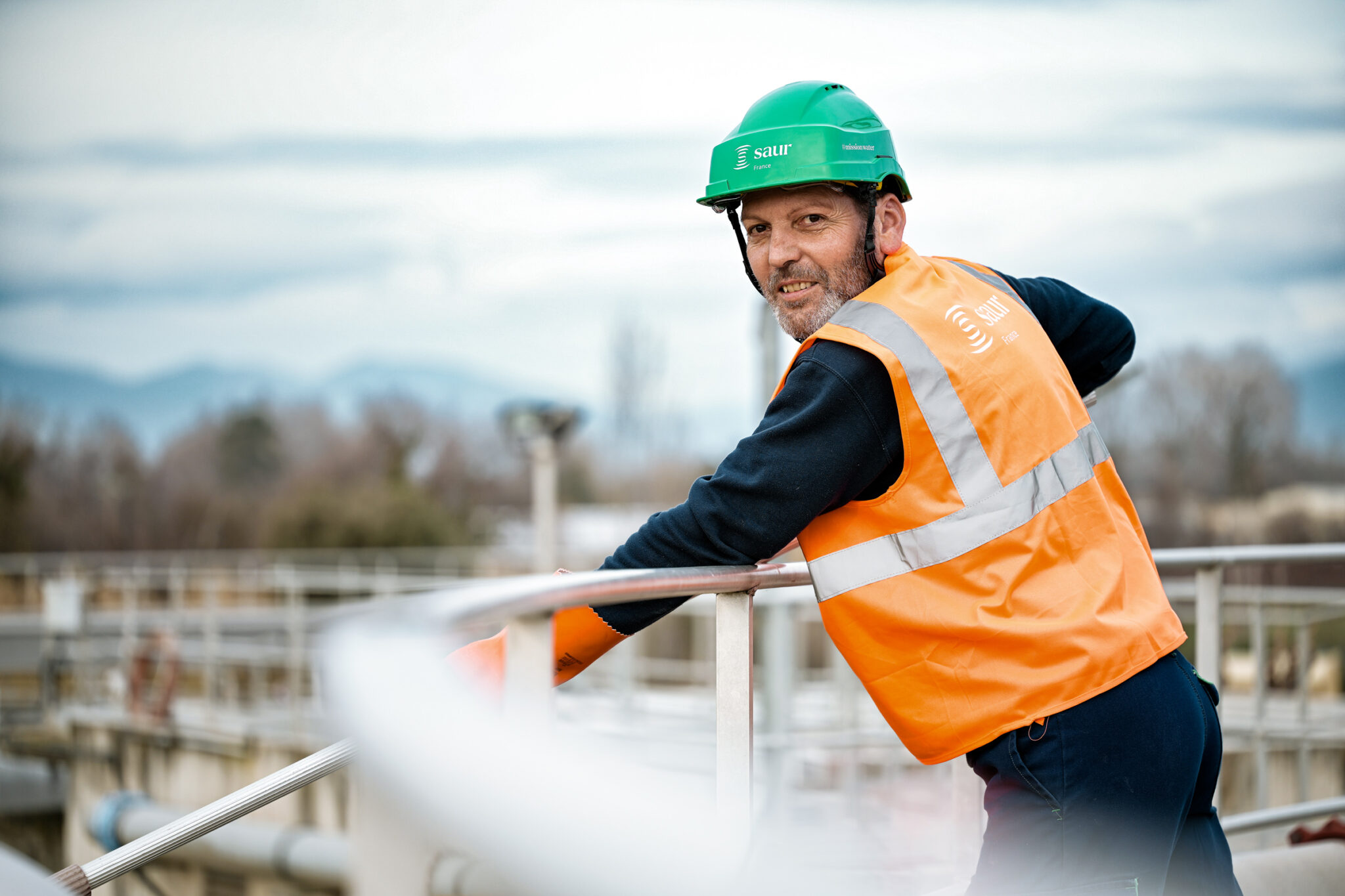 Employé assurant la maintenance des bassins de la STEP de Valréas pour la SAUR.