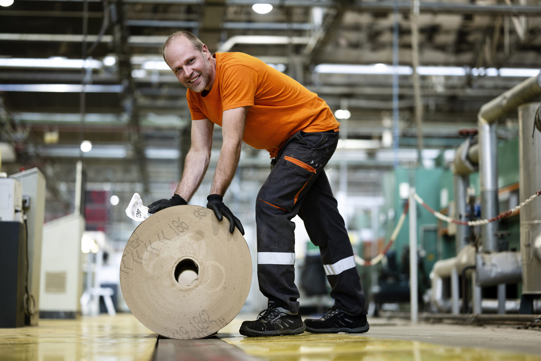 Portrait d'un manutentionnaire sur site industriel; DS Smith; emballages durables en carton;