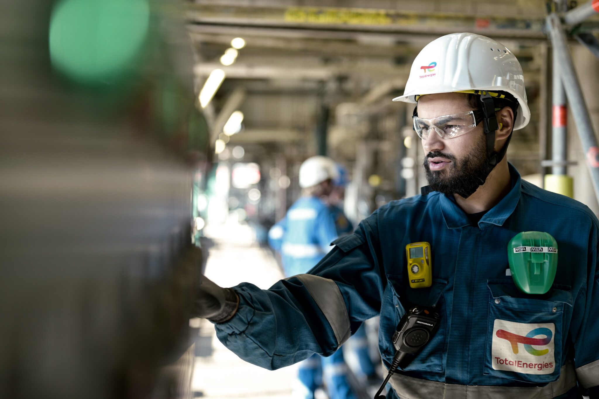 reportage photo en raffinerie; Opérateur de maintenance dans la raffinerie Totalenergies de Anvers. Photographe industriel