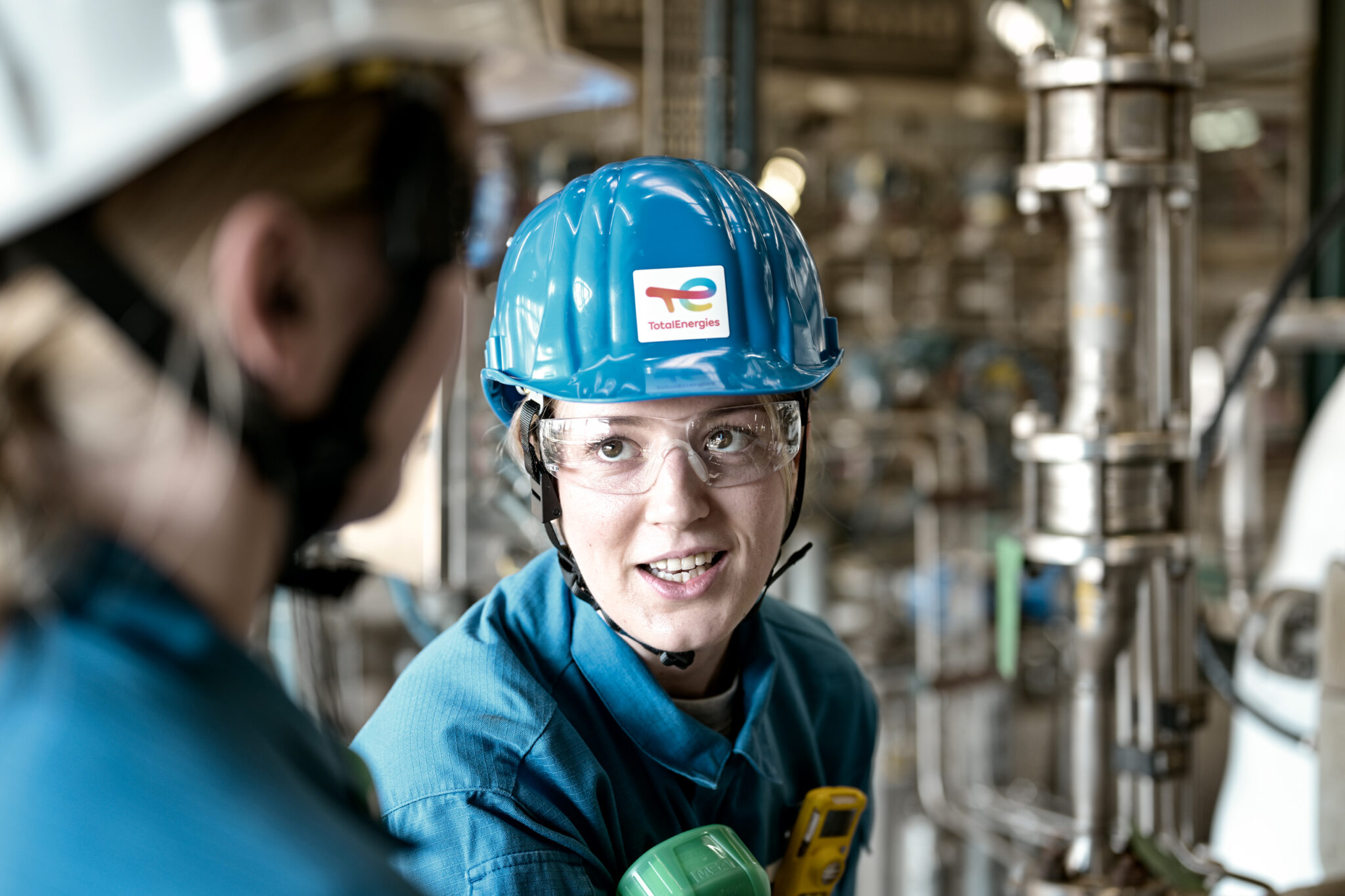 reportage photo en raffinerie; Opératrice de maintenance dans la raffinerie Totalenergies de Anvers. Femme en milieu industriel. Photographe industriel