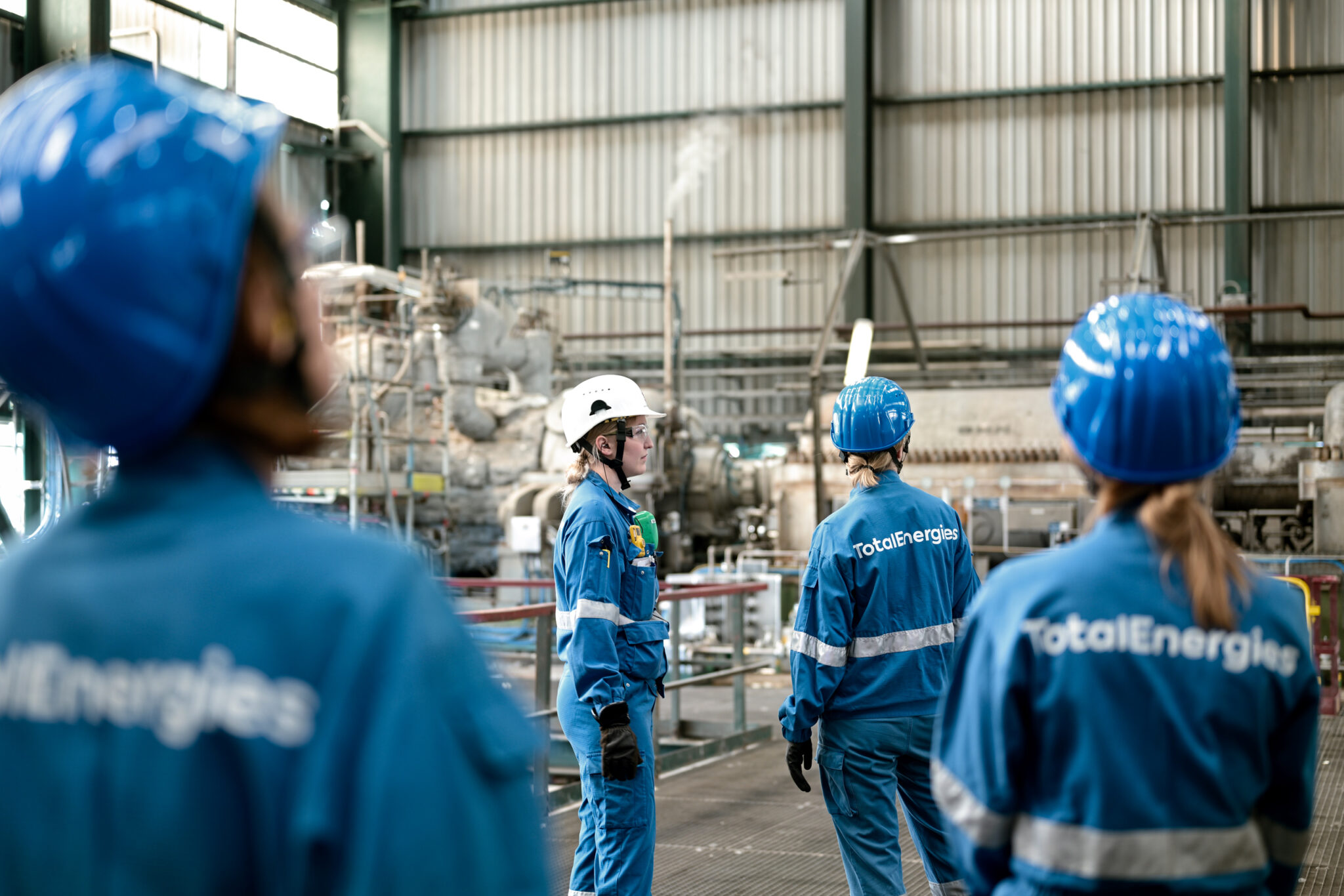 Opératrices de maintenance dans la raffinerie Totalenergies de Anvers. Femme en milieu industriel. Photographe industriel; reportage photo en raffinerie;