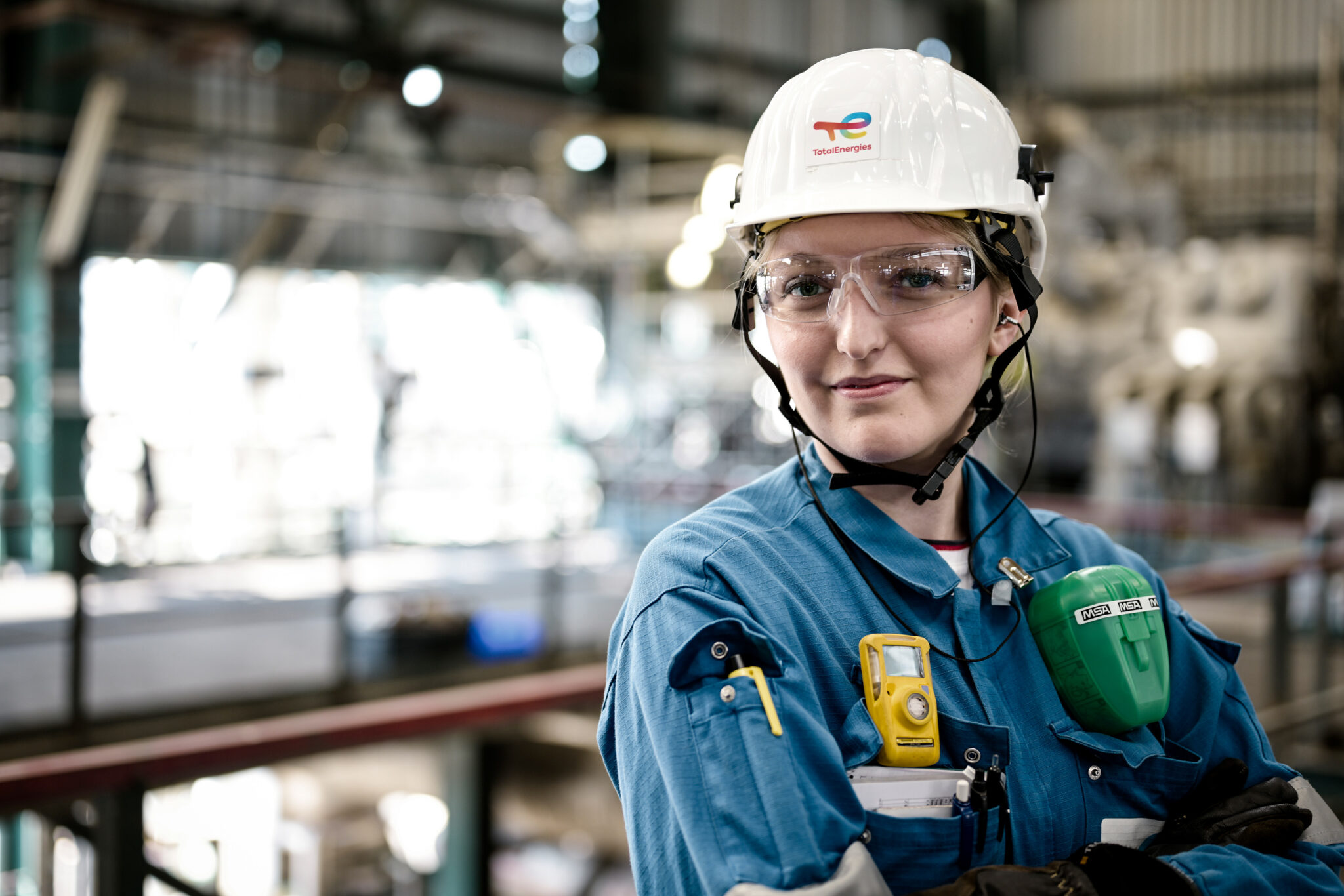 Opératrice de maintenance dans la raffinerie Totalenergies de Anvers. Femme en milieu industriel. Photographe industriel; reportage photo en raffinerie;