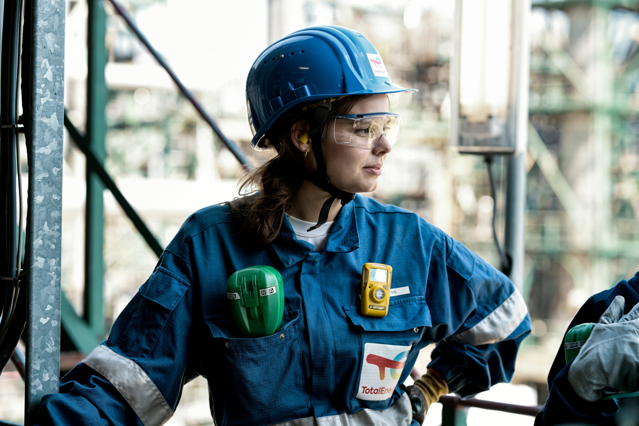 Opératrice de maintenance dans la raffinerie Totalenergies de Anvers. Femme en milieu industriel. ; Photographe industriel; reportage photo en raffinerie;