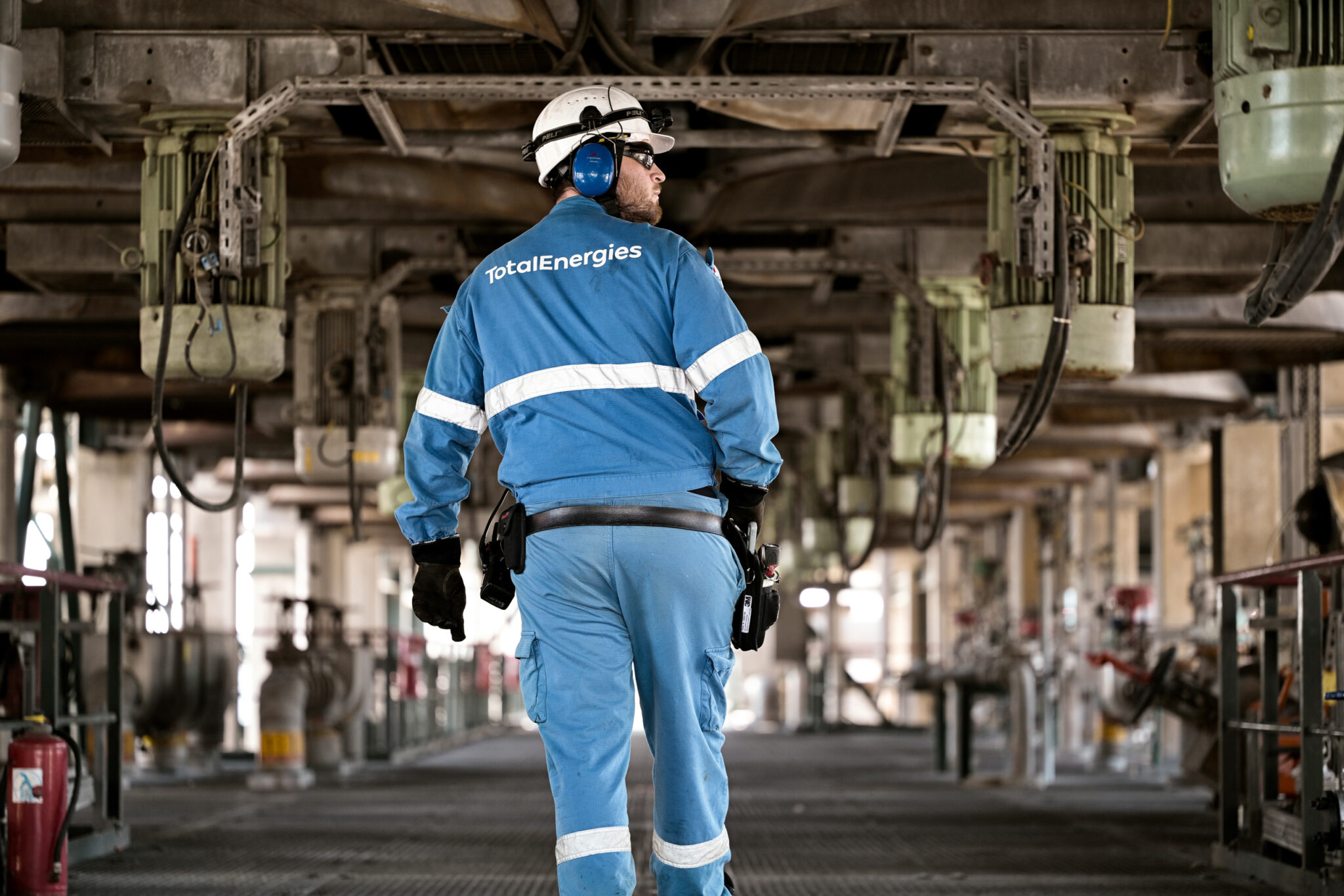 reportage photo en raffinerie; Opérateur de maintenance dans la raffinerie Totalenergies à Anvers; photographe industriel