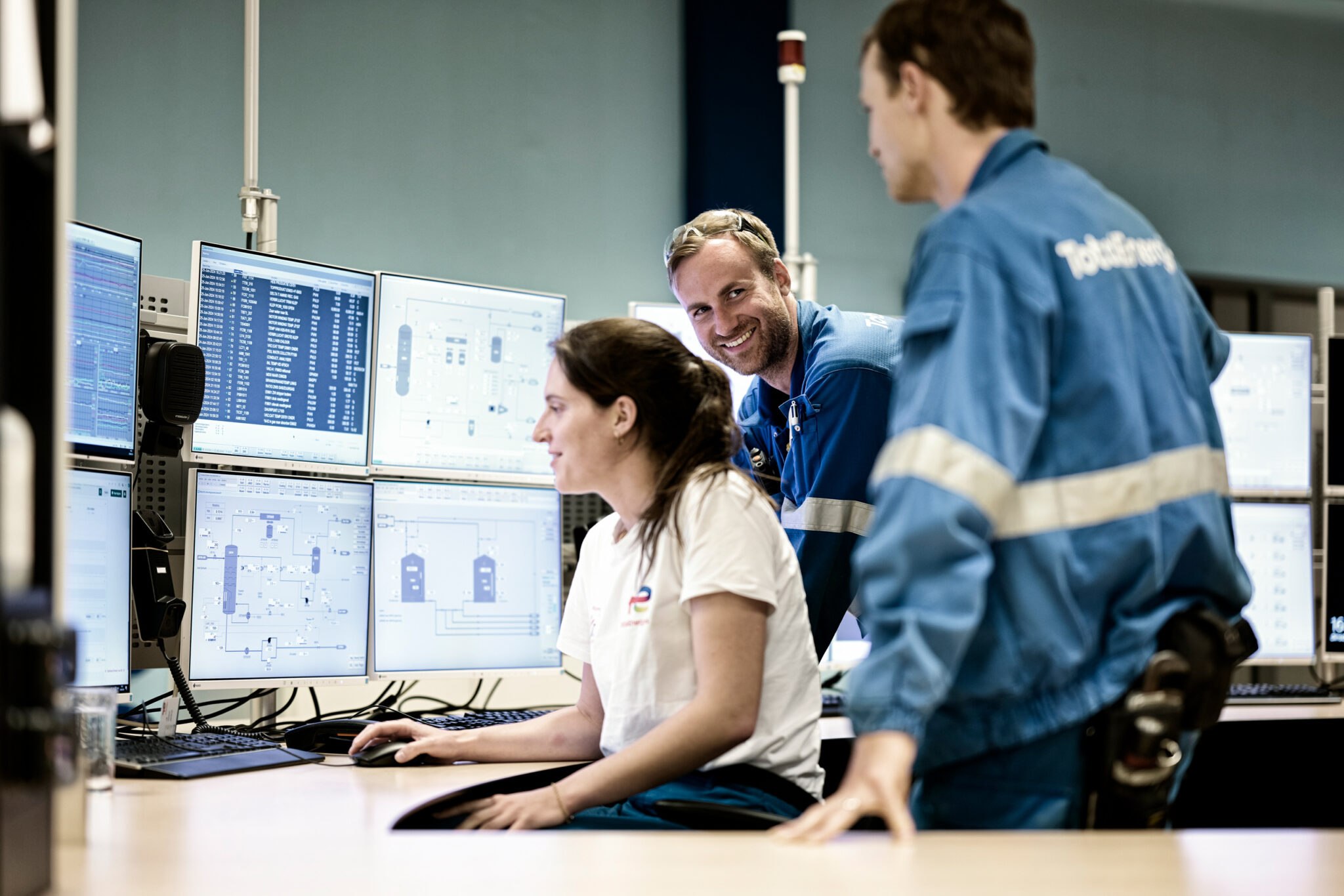 photographe industriel; reportage photo en raffinerie; poste de controle de la raffinerie totalenergie à Anvers