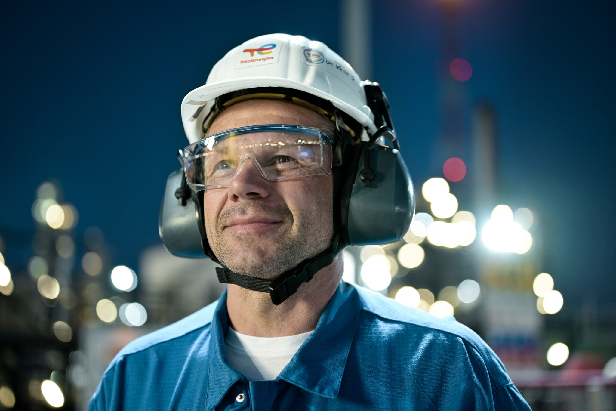 reportage photo en raffinerie; portrait d'un ouvrier de maintenance dans une raffinerie totalenergies à Anvers; photographe industriel
