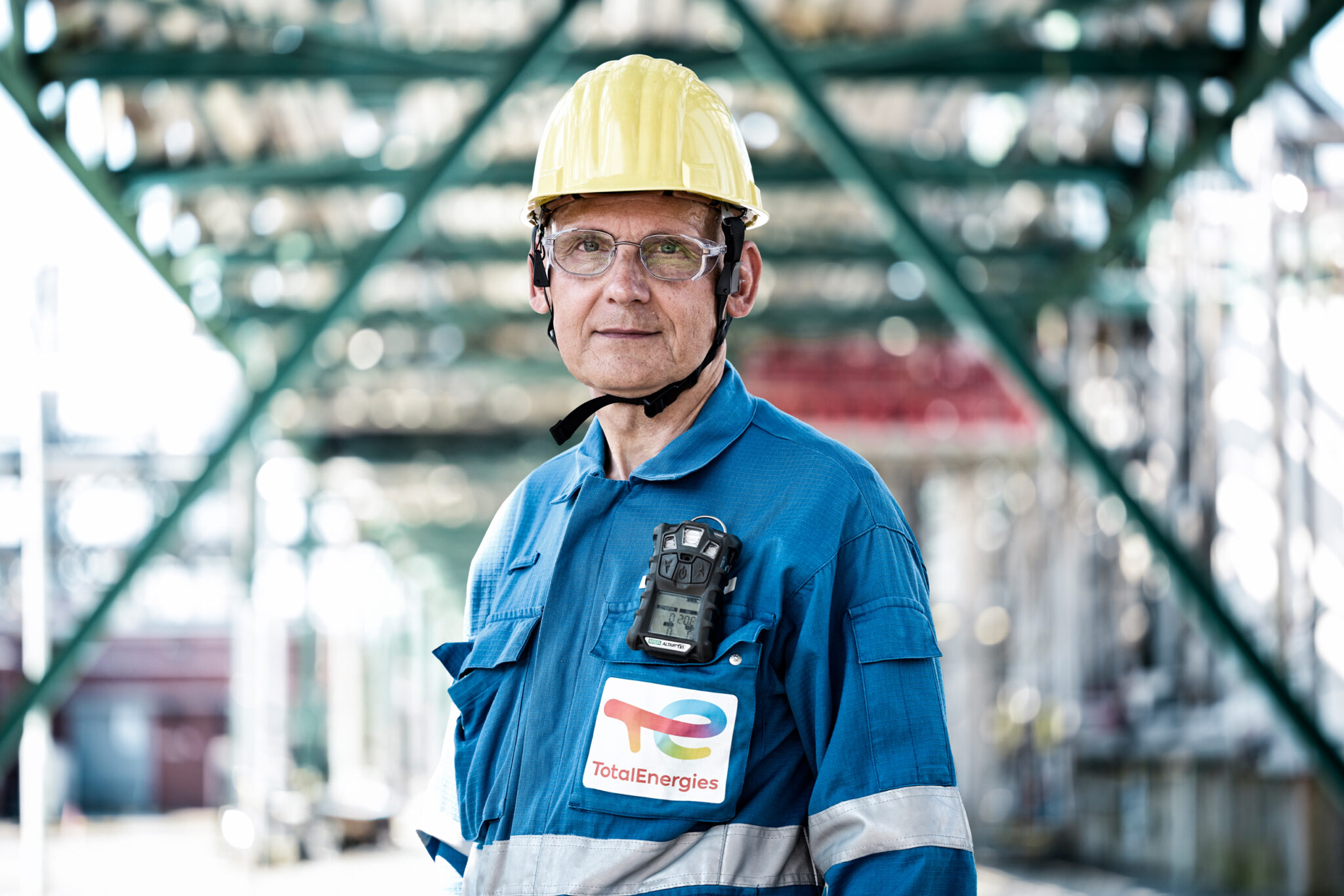 portrait d'un ouvrier de maintenance dans une raffinerie totalenergies à Anvers; reportage photo en raffinerie;