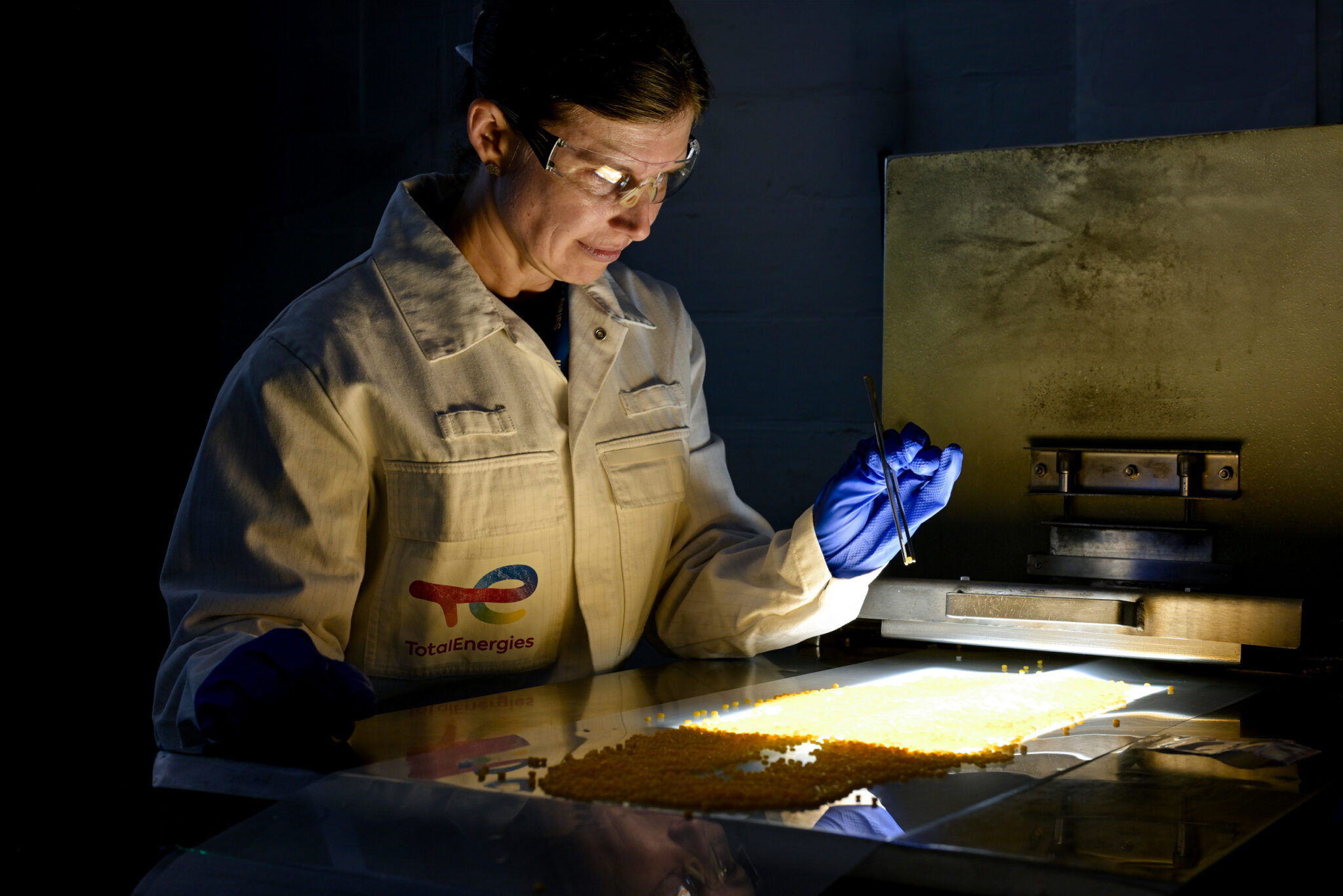 photographe industriel; Total énergies; raffinerie oil and gaz; billes de polyéthylène ou de polypropylène. R&D; reportage photo en raffinerie;