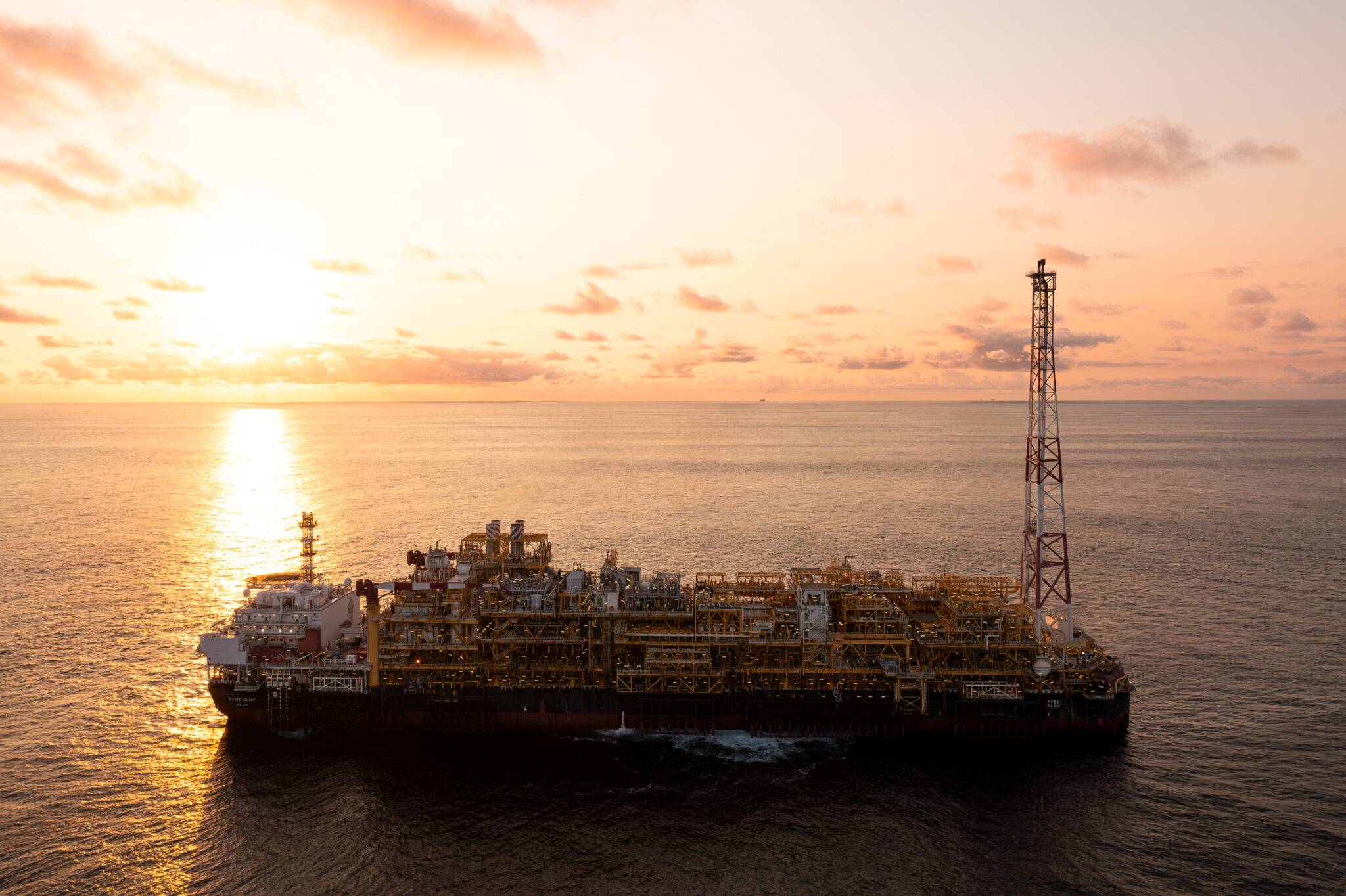 Le FPSO CLOV de TotalEnergies avant le coucher du soleil en Angola. Photo prise au drone Mavic 2 pro.
