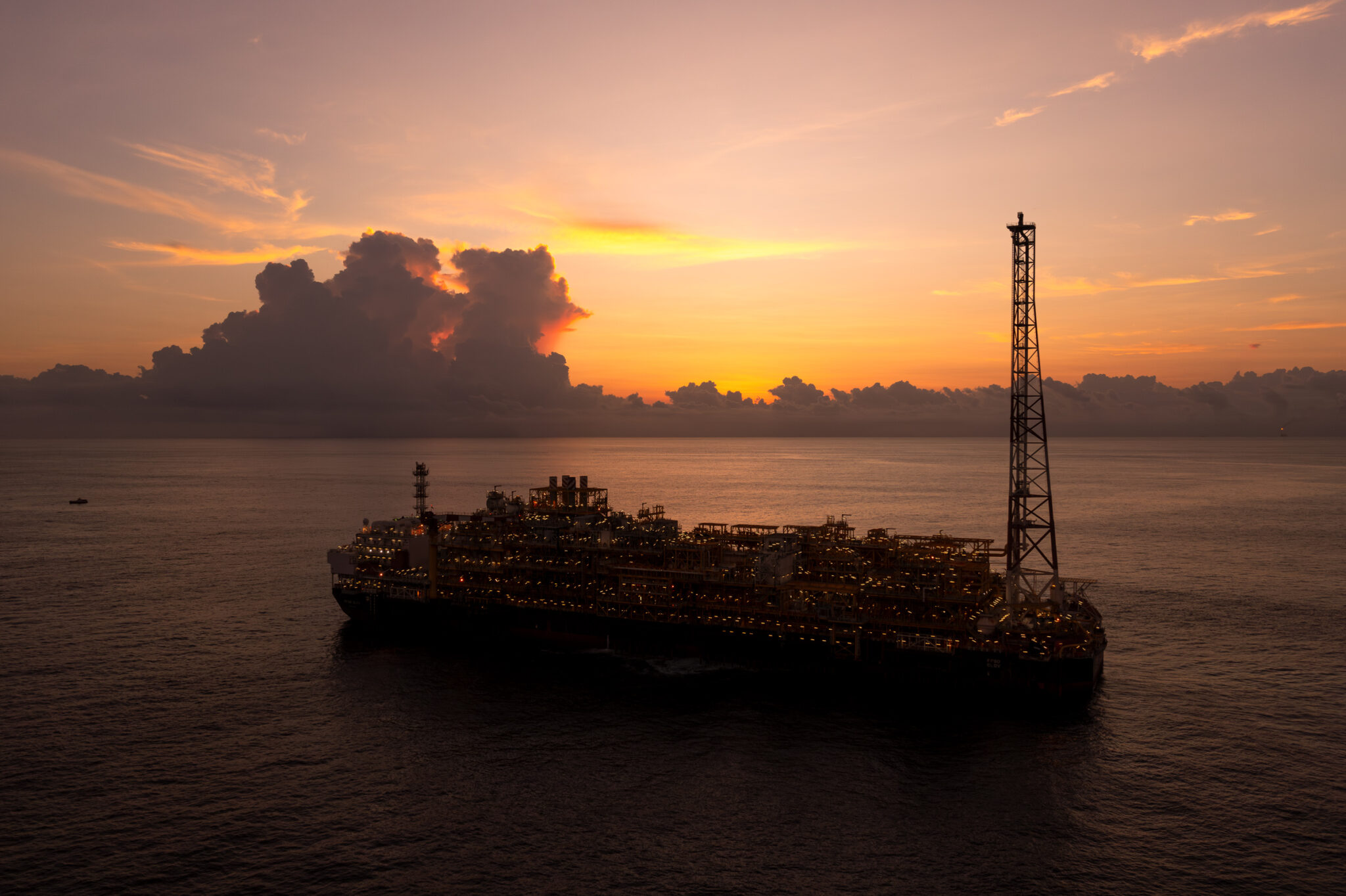 Le FPSO CLOV de TotalEnergies au coucher du soleil en Angola. Photo prise au drone Mavic 2 pro.