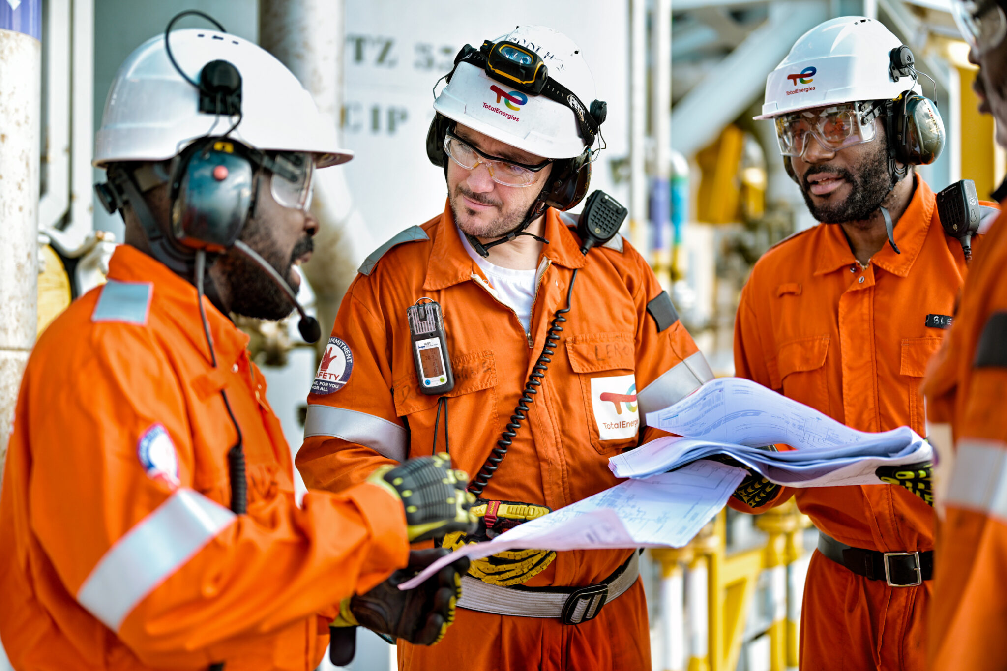 Equipe de maintenance offshore au travail sur le FPSO CLOV pour TotalEnergies en Angola.