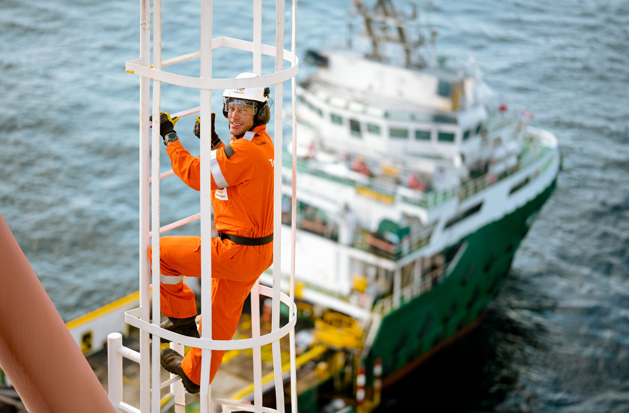 Un ouvrier de maintenance offshore dans les coursives du FPSO CLOV pour TotalEnergies