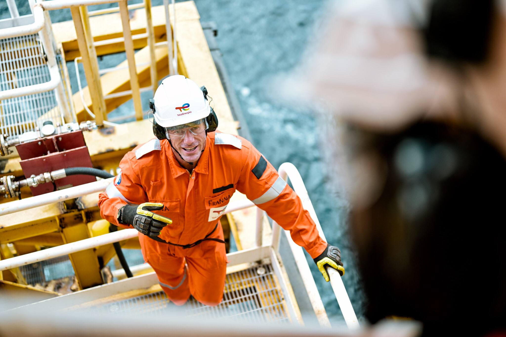 Un ouvrier de maintenance offshore dans les coursives du FPSO CLOV propriété de TotalEnergies