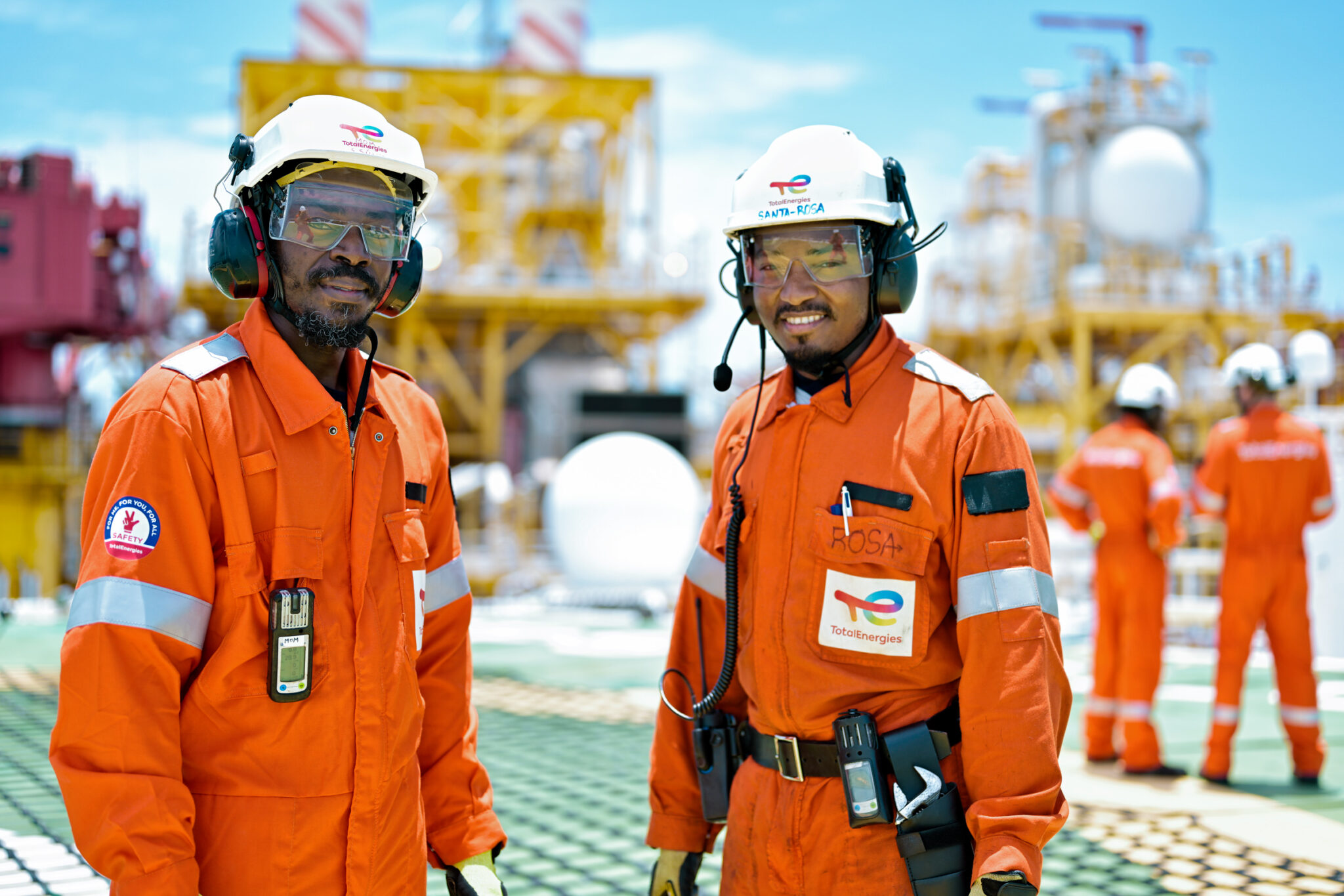 portrait de 2 employés de TotalEnergies sur l'helideck du FPSO CLOV en Angola