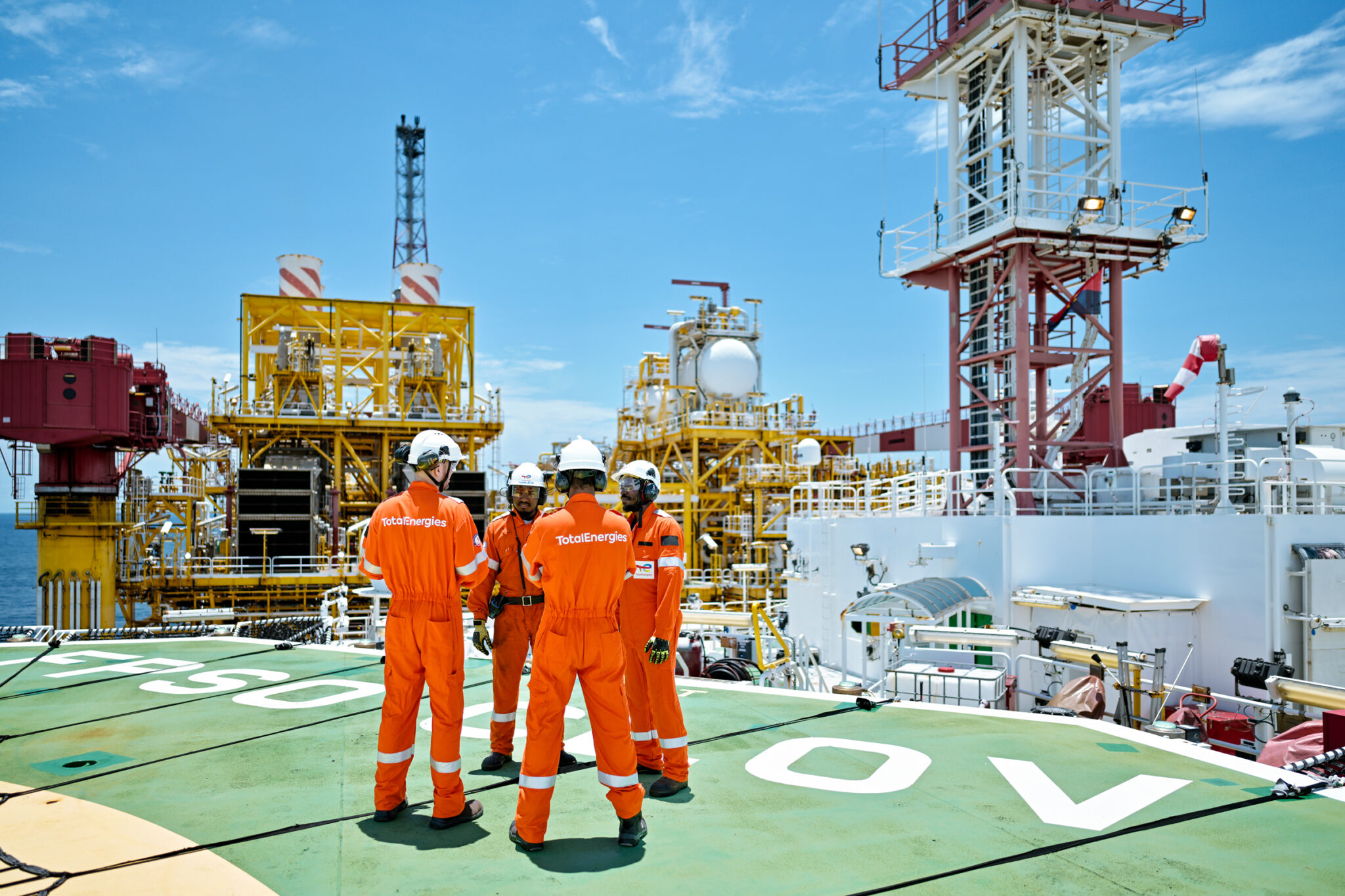 Une équipe technique de TotalEnergies sur l'helideck du FPSO CLOV en Angola