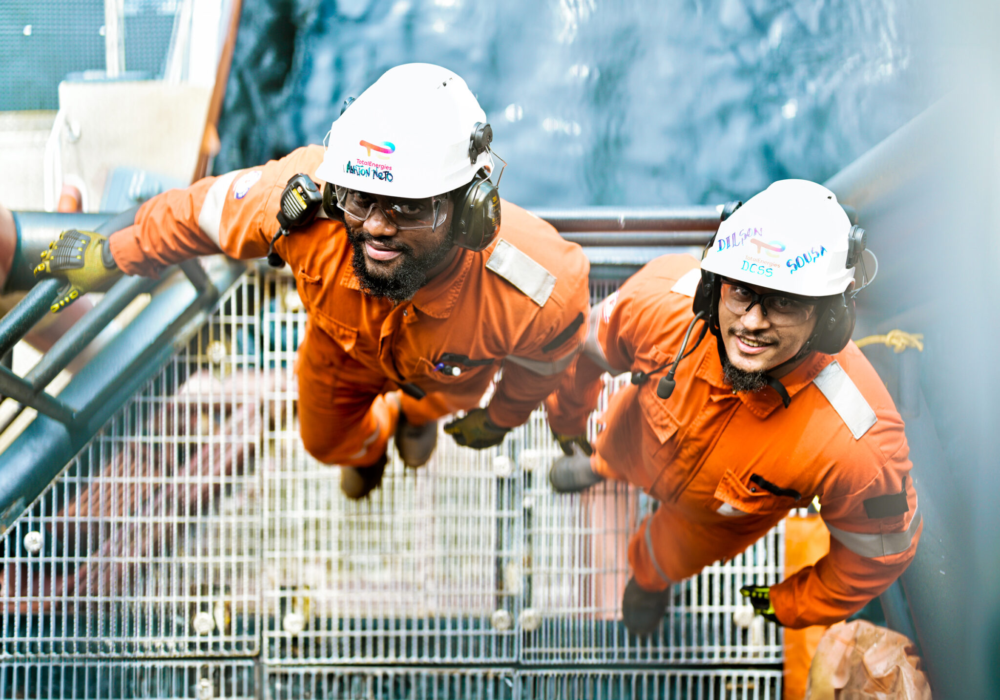 Deux ouvriers de TotalEnergies sur le FPSO CLOV en Angola