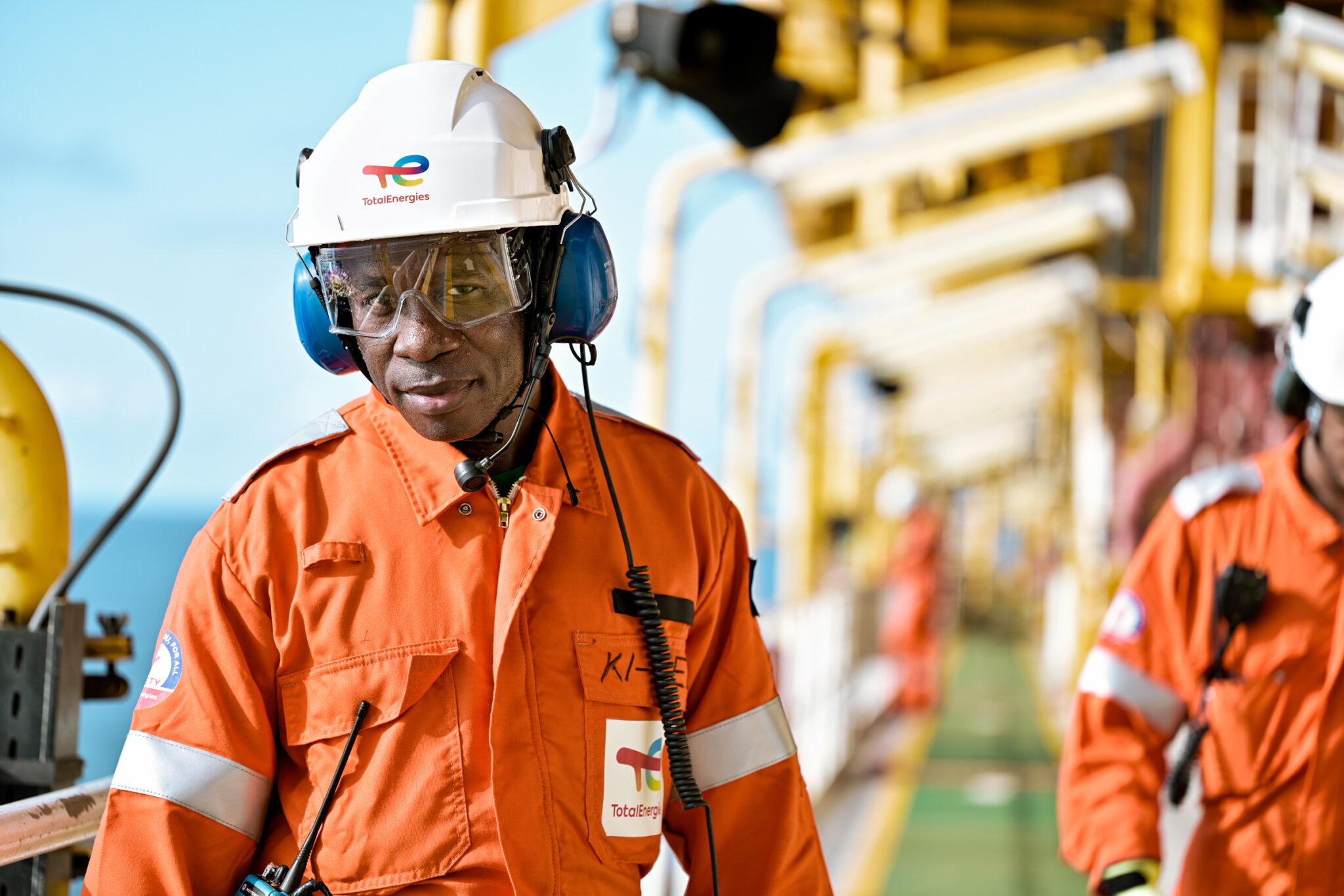 Portrait d'un ouvrier offshore travaillant sur le pont du FPSO Clov pour TotalEnergies. photographe industriel offshore TotalEnergies