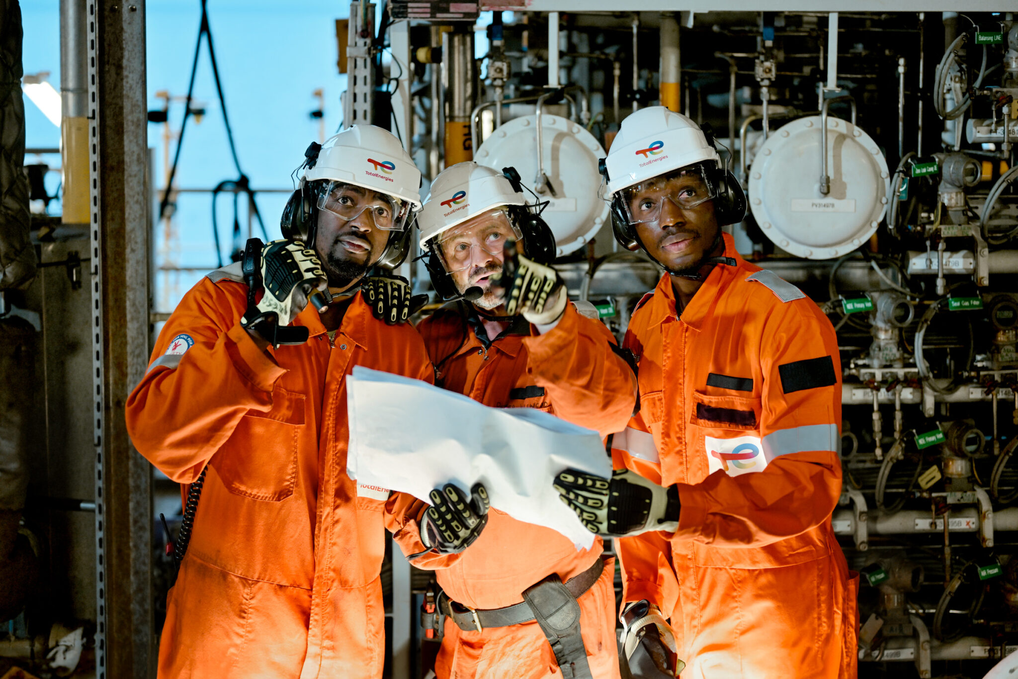 Equipe d'électriciens offshore travaillant sur le FPSO CLOV en Angola pour TotalEnergies