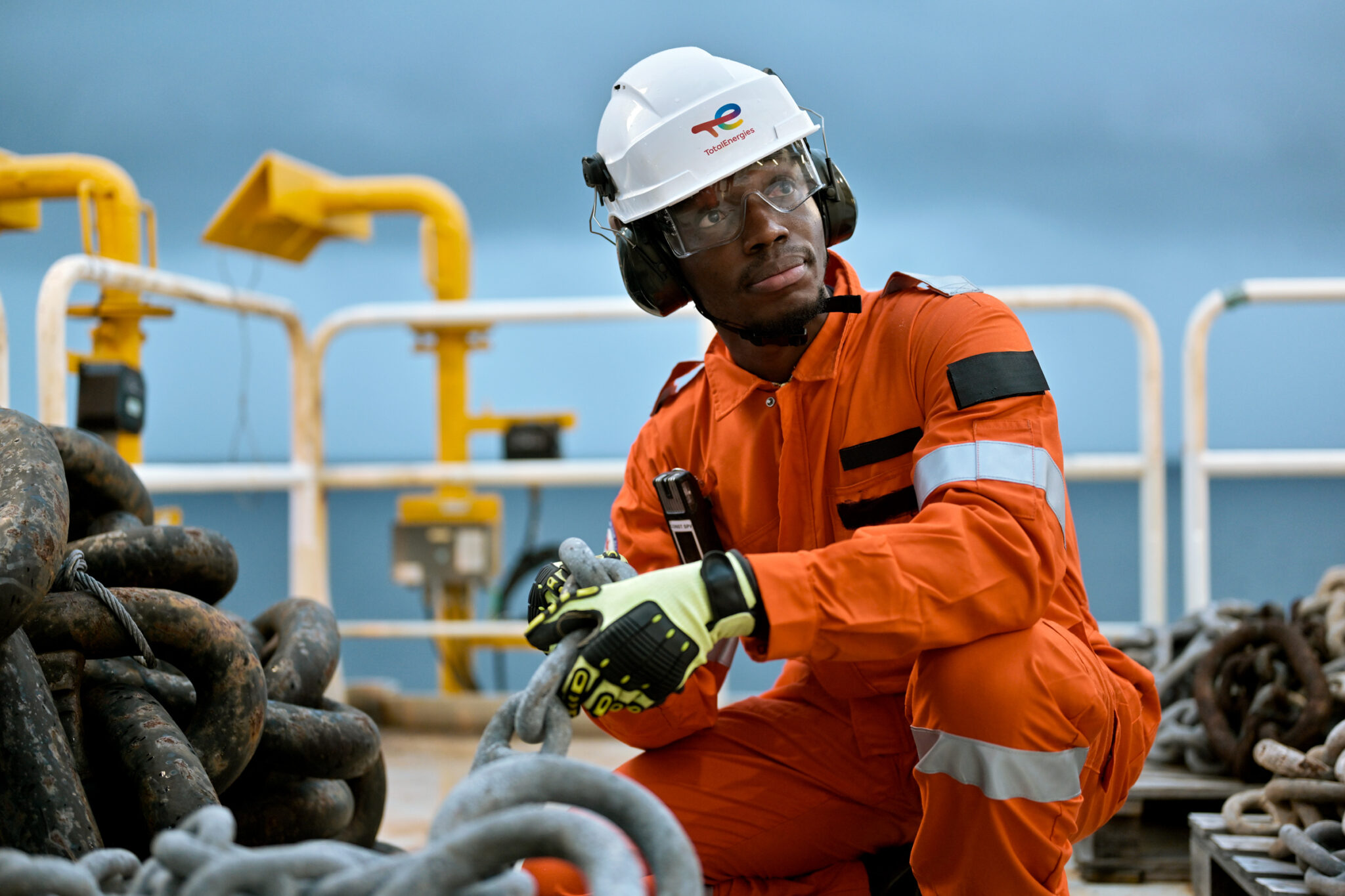 Portrait d'un manutentionnaire offshore travaillant sur le pont du FPSO Clov pour TotalEnergies