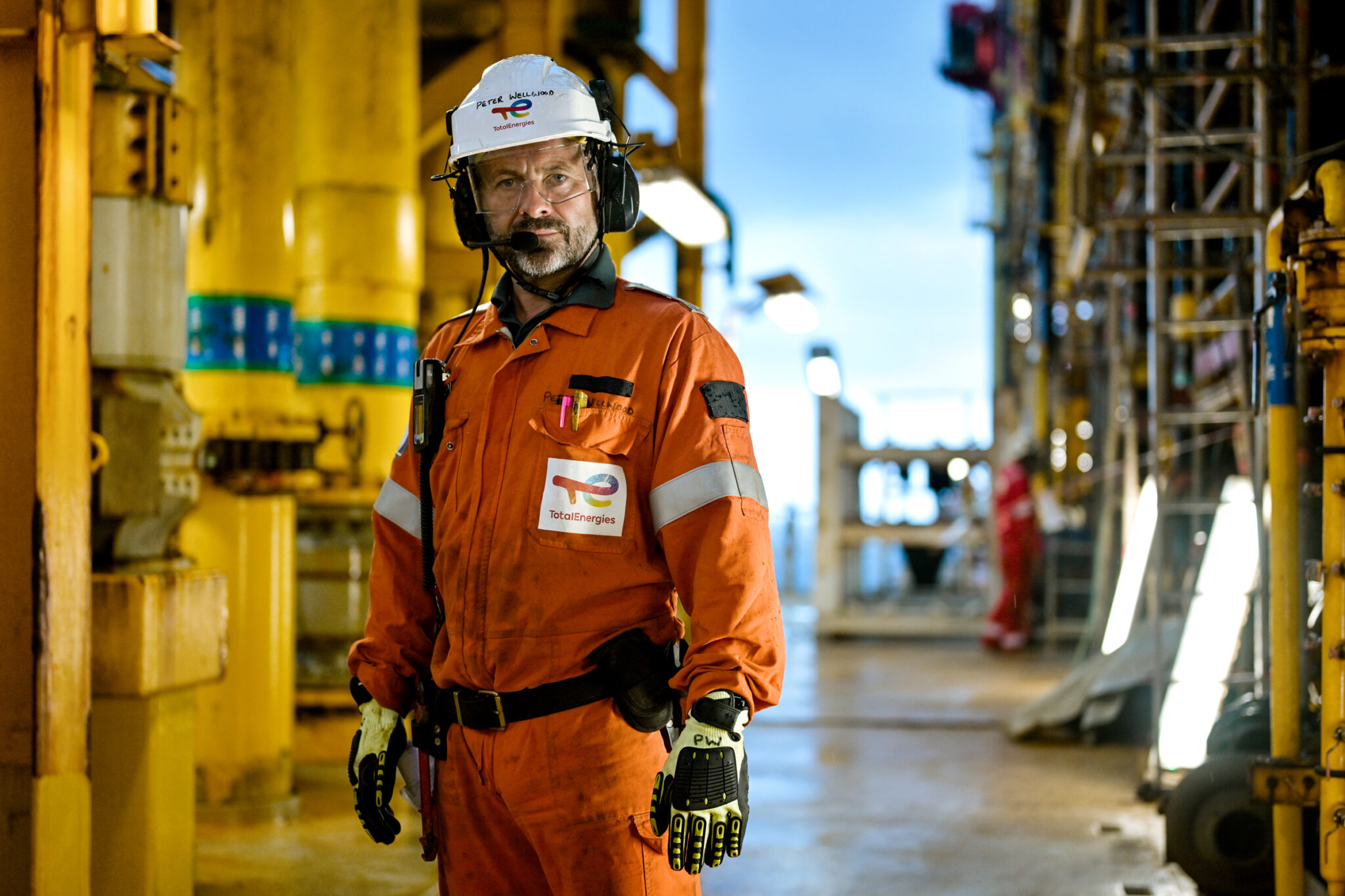 Portrait d'un chef d'équipe travaillant sur une plateforme pétrolière offshore pour TotalEnergies
