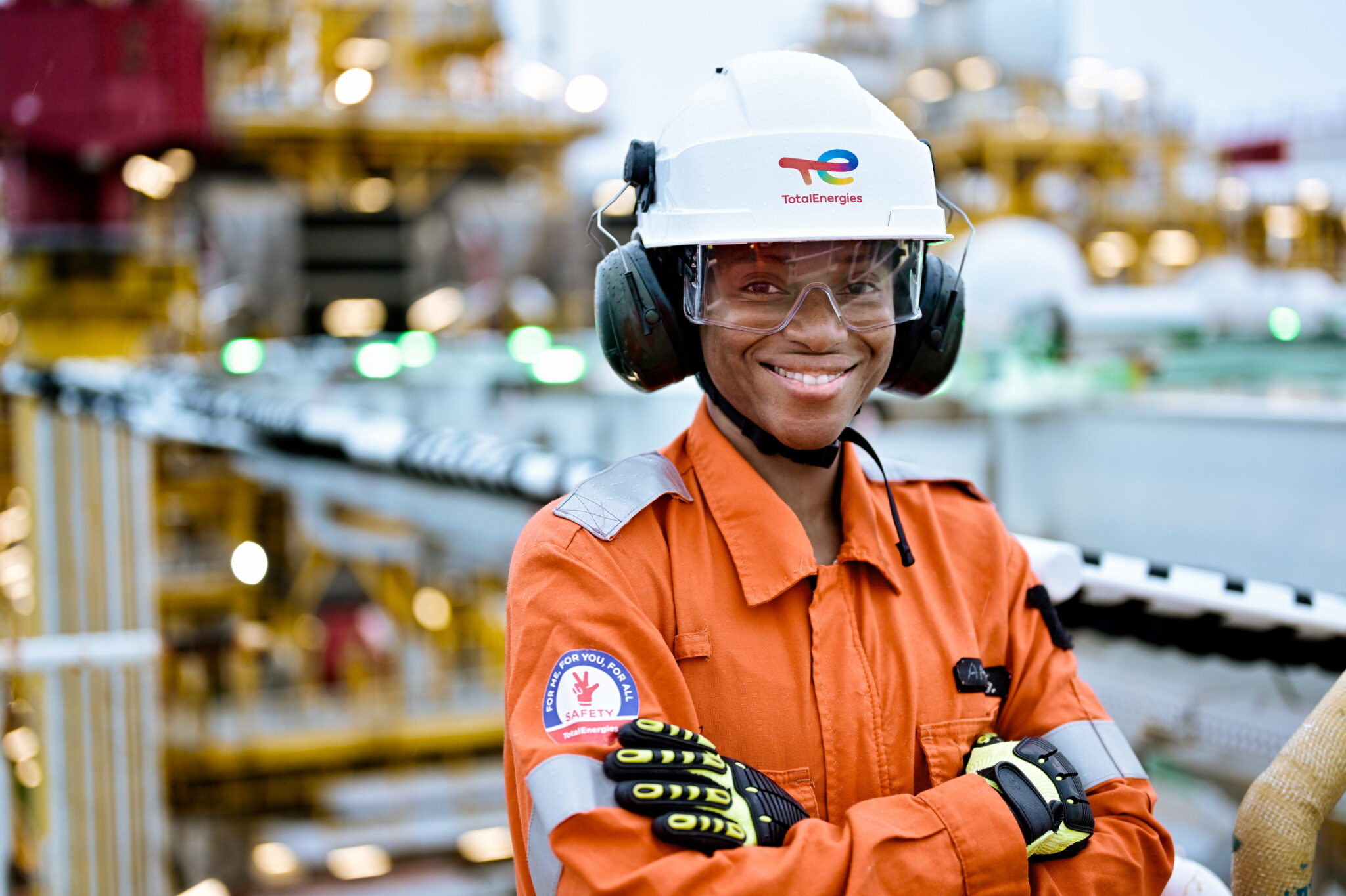 Portrait d'une femme travaillant sur une plateforme pétrolière offshore pour TotalEnergies
