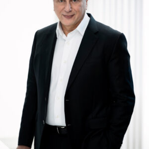 Aiman Ezzat, directeur général de Capgemini et membre du conseil d'administration. Portrait corporate à Paris.