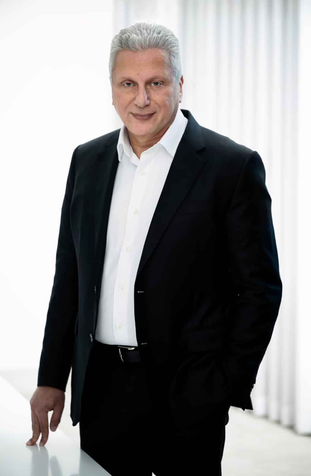 Aiman Ezzat, directeur général de Capgemini et membre du conseil d'administration. Portrait corporate à Paris.