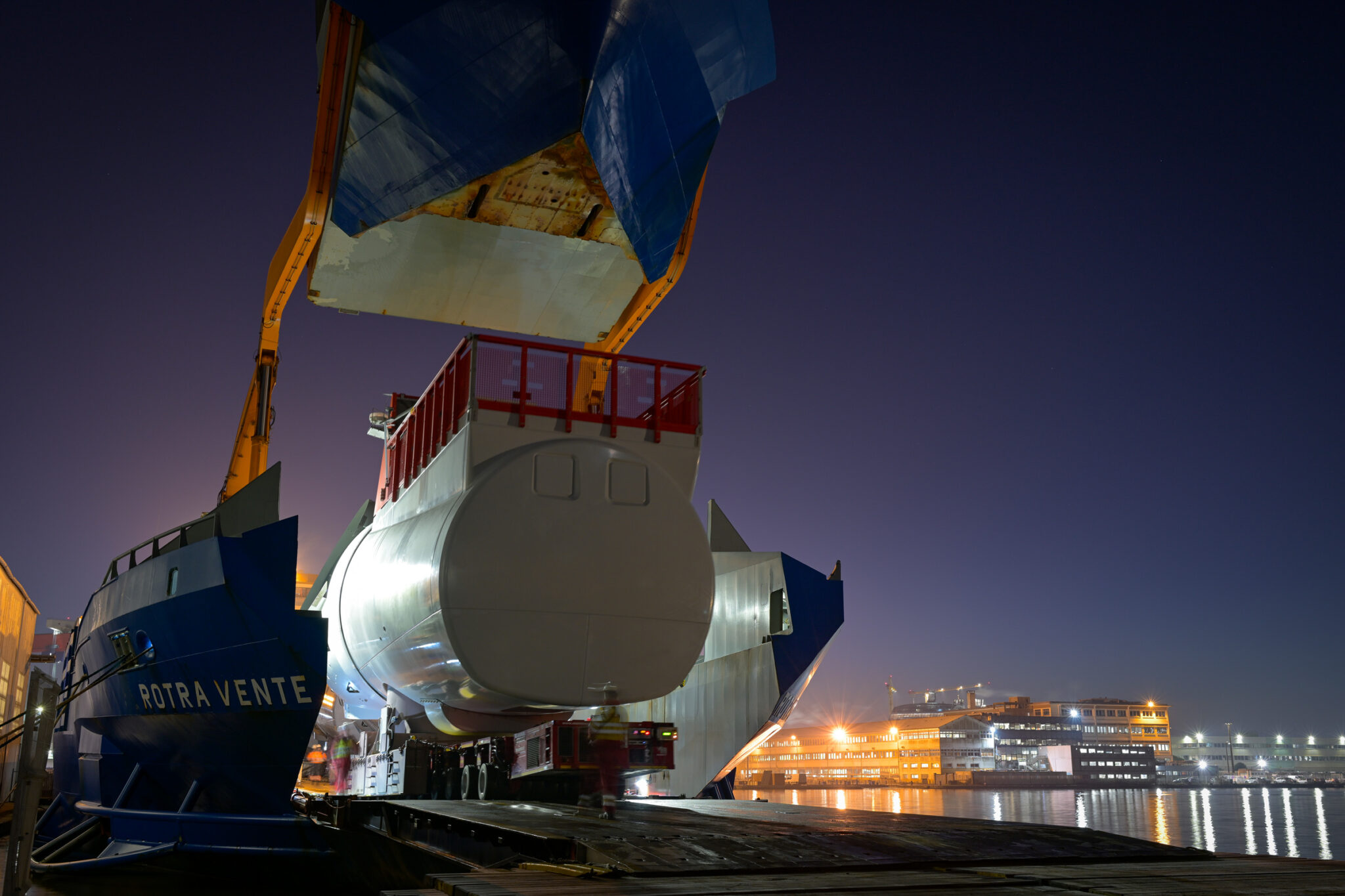 Yeu Noirmoutier; Les éoliennes en mer service. déchargement d'une éolienne à Saint Nazaire.