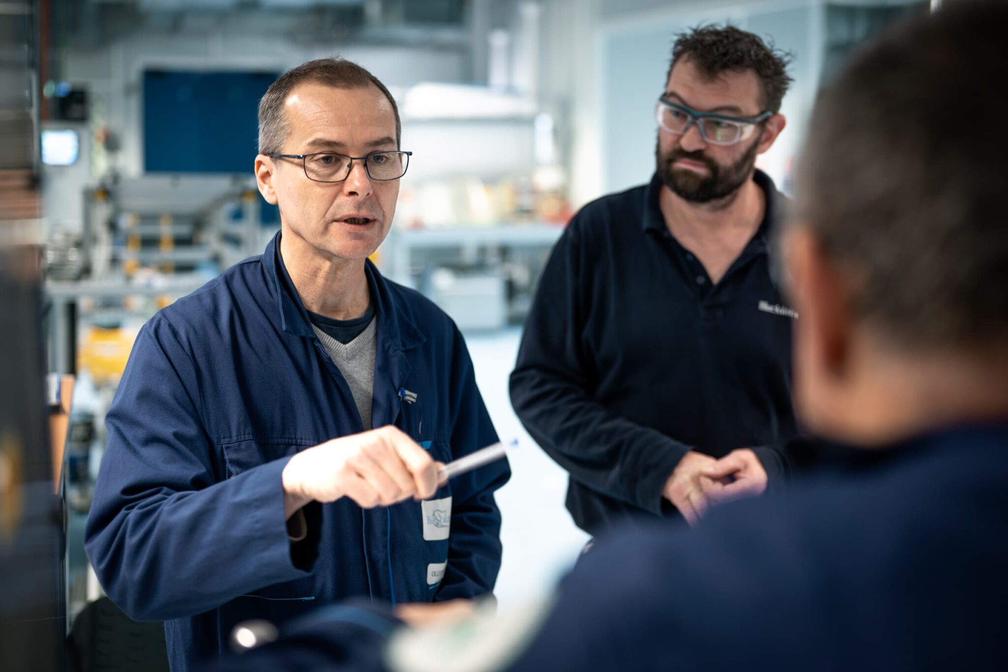 Batteries électriques à l'état solide Gen 4 chez Blue Solutions. Des ouvriers parlent entre eux sur le site de production
