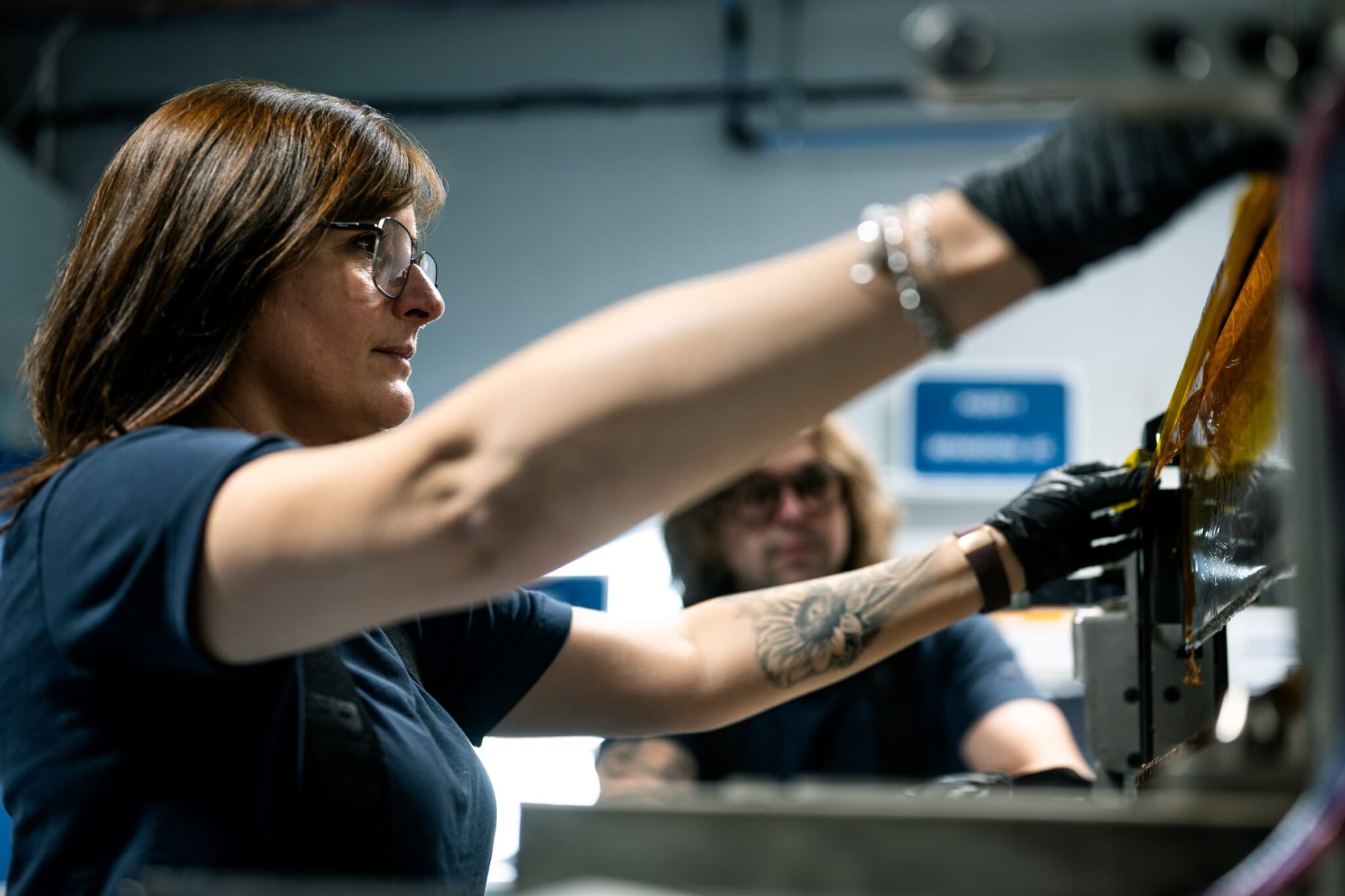 Employée au travail chez Blue Solutions. Bolloré. Batteries électriques tout-solides