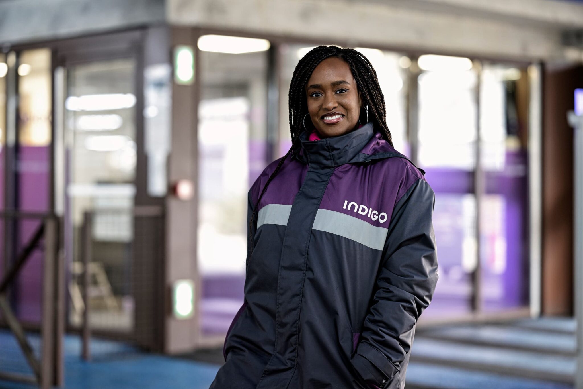 Portrait d'une employée du groupe Indigo dans le parking de Bordeaux
