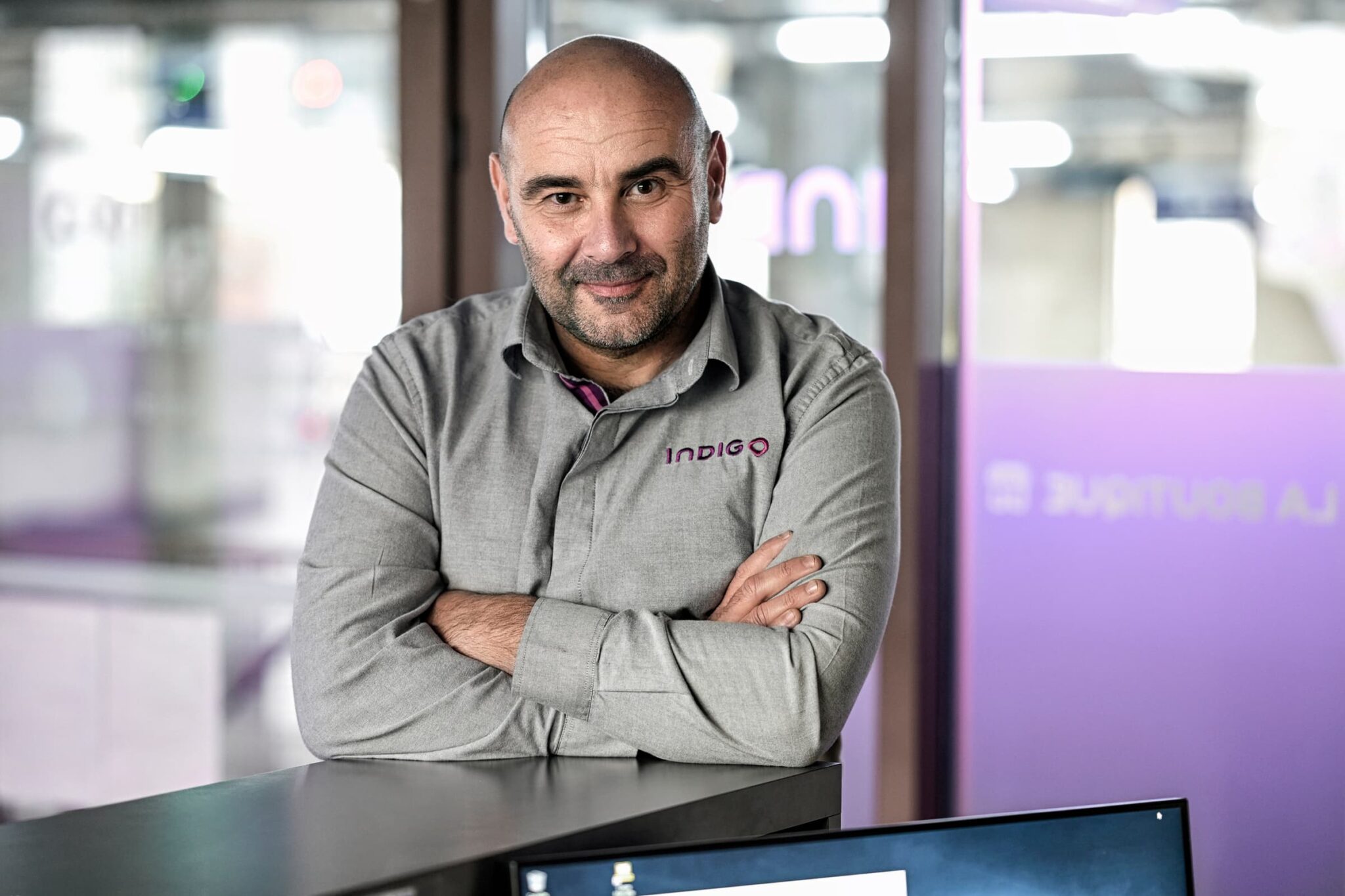 Portrait d'un employé du groupe Indigo dans le parking de la gare de Bordeaux