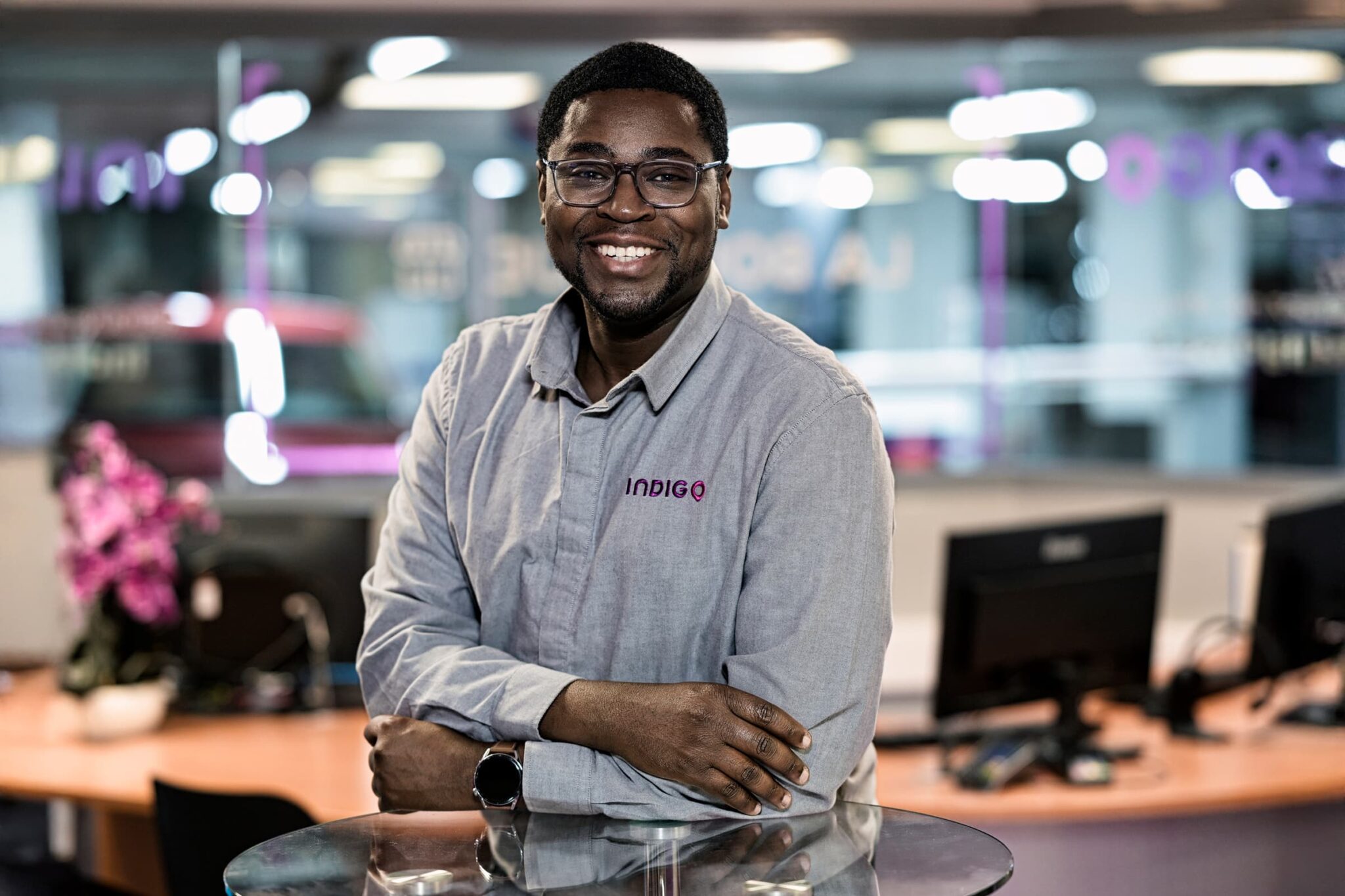 Portrait d'un employé du groupe Indigo à l'accueil du parking de Caen