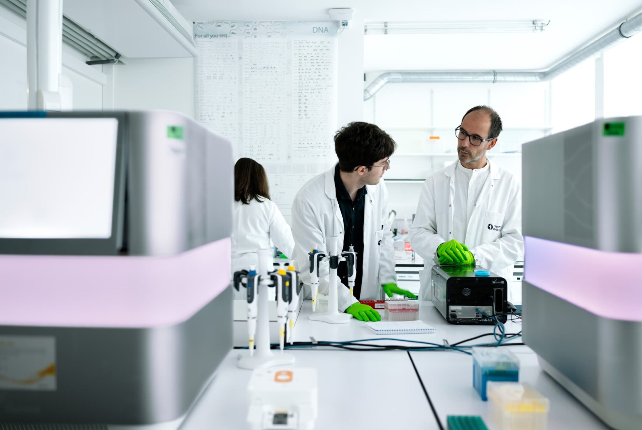 Benoit Chassaing et son équipe de recherche sur le microbiote à l'Institut Pasteur.