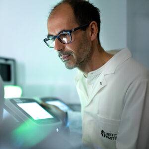 Le chercheur Benoit Chassaing à l'Institut Pasteur.