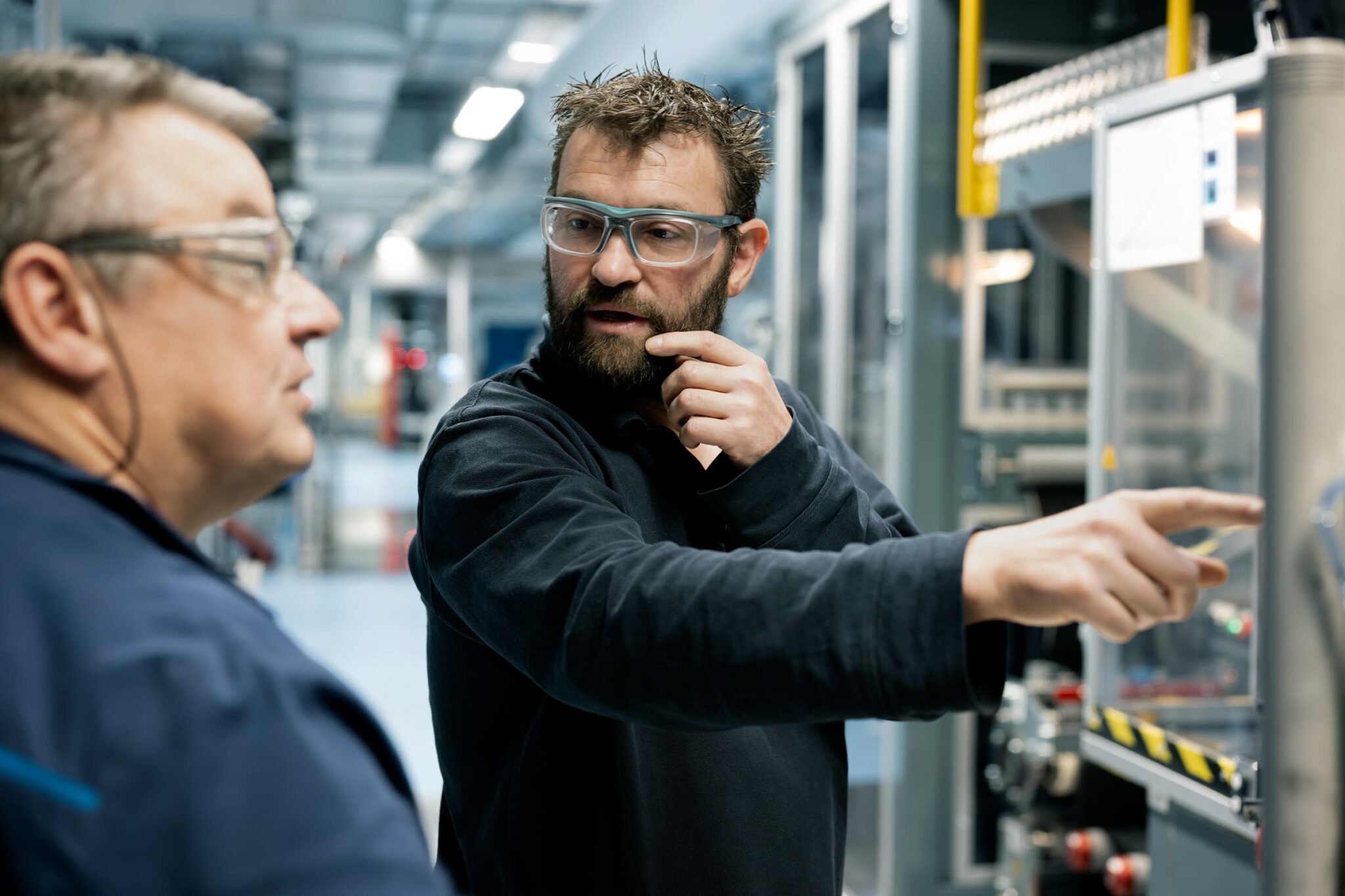 Sur le site de production de Blue Solutions. Batteries électriques solides Gen 4. 2 ouvriers échangent entre eux.