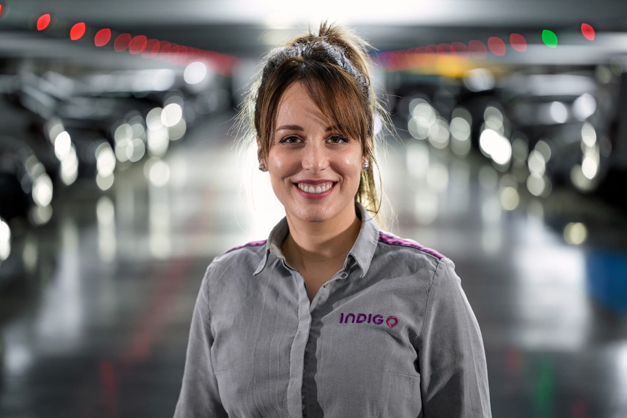 Portrait d'une employée du groupe Indigo dans un parking de Marseille