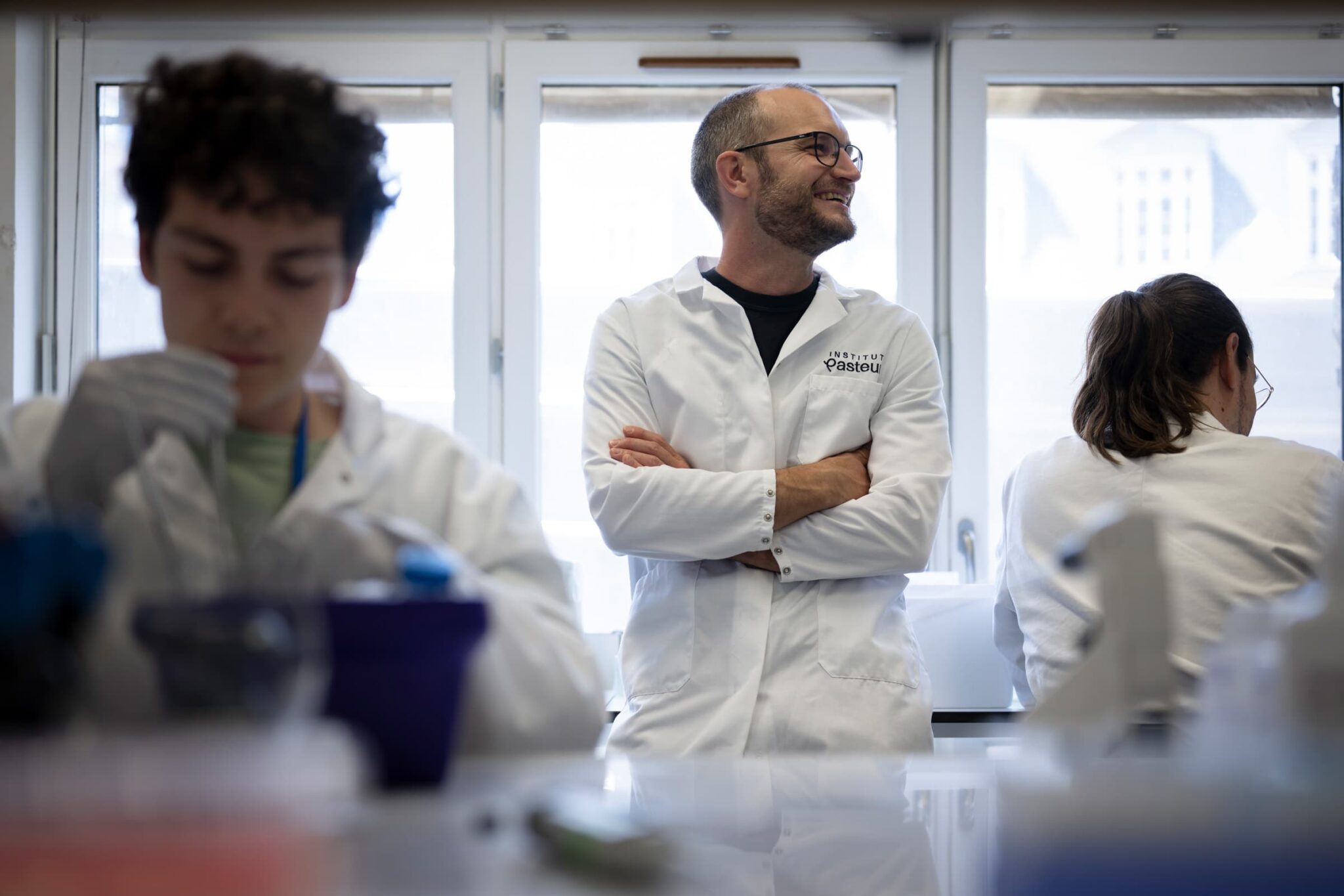 Sebastian Baumgarten dans son labo de recherches à l'Institut Pasteur.