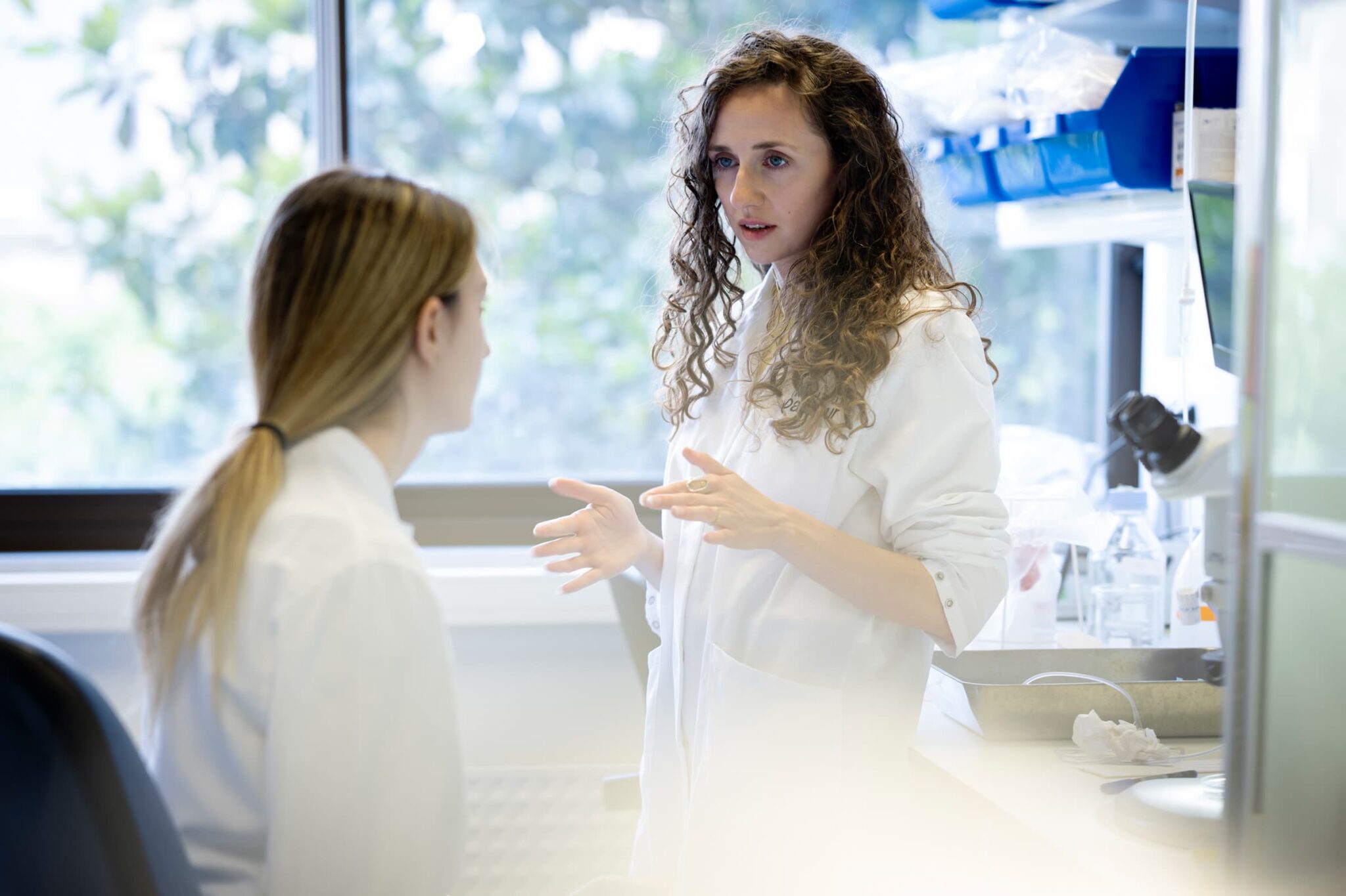 Aleksandra Deczkowska dans son laboratoire de recherches de l'Institut Pasteur
