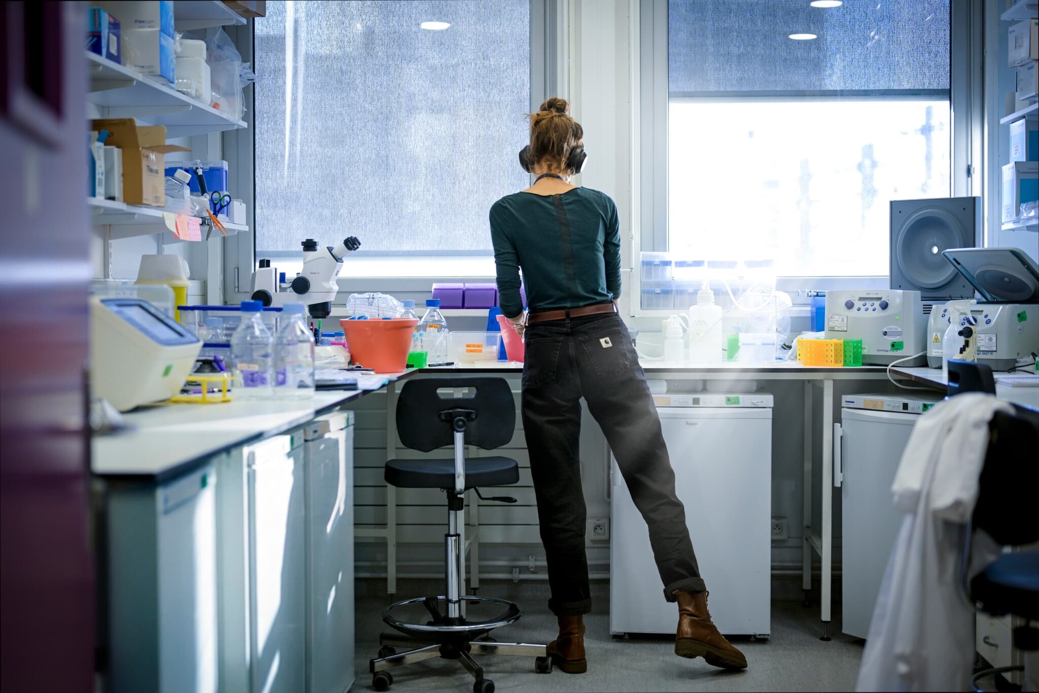 Préparatrice dans un laboratoire de recherche de l'Institut Pasteur