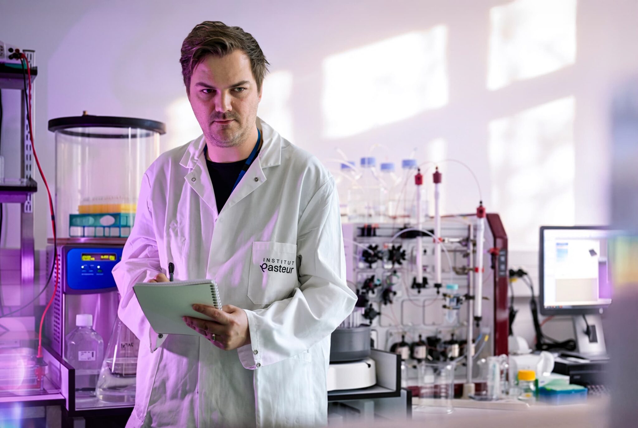 Institut pasteur; chercheur dans un laboratoire; recherche scientifique; recherche médicale;