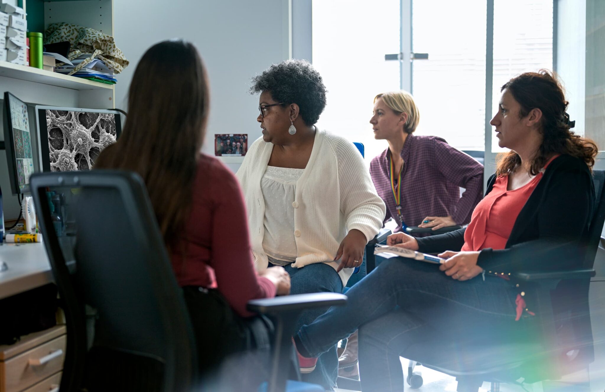chercheur dans un laboratoire; recherche scientifique; recherche médicale; Institut pasteur;